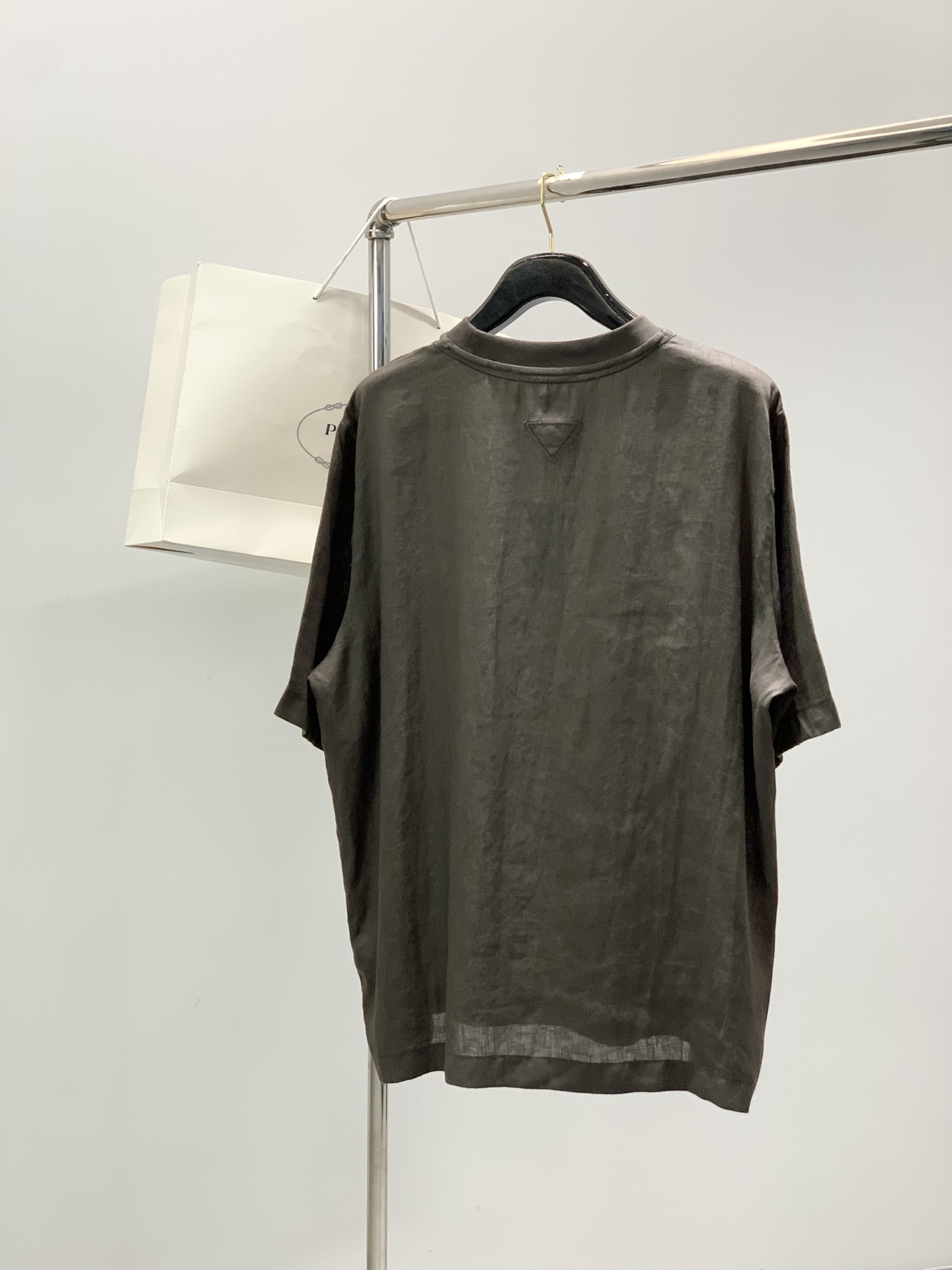 ，PRADA 普拉达，2026初夏最新品，专柜同步有售，时尚休闲圆领短袖T恤，进口原版面料，做工极为复杂