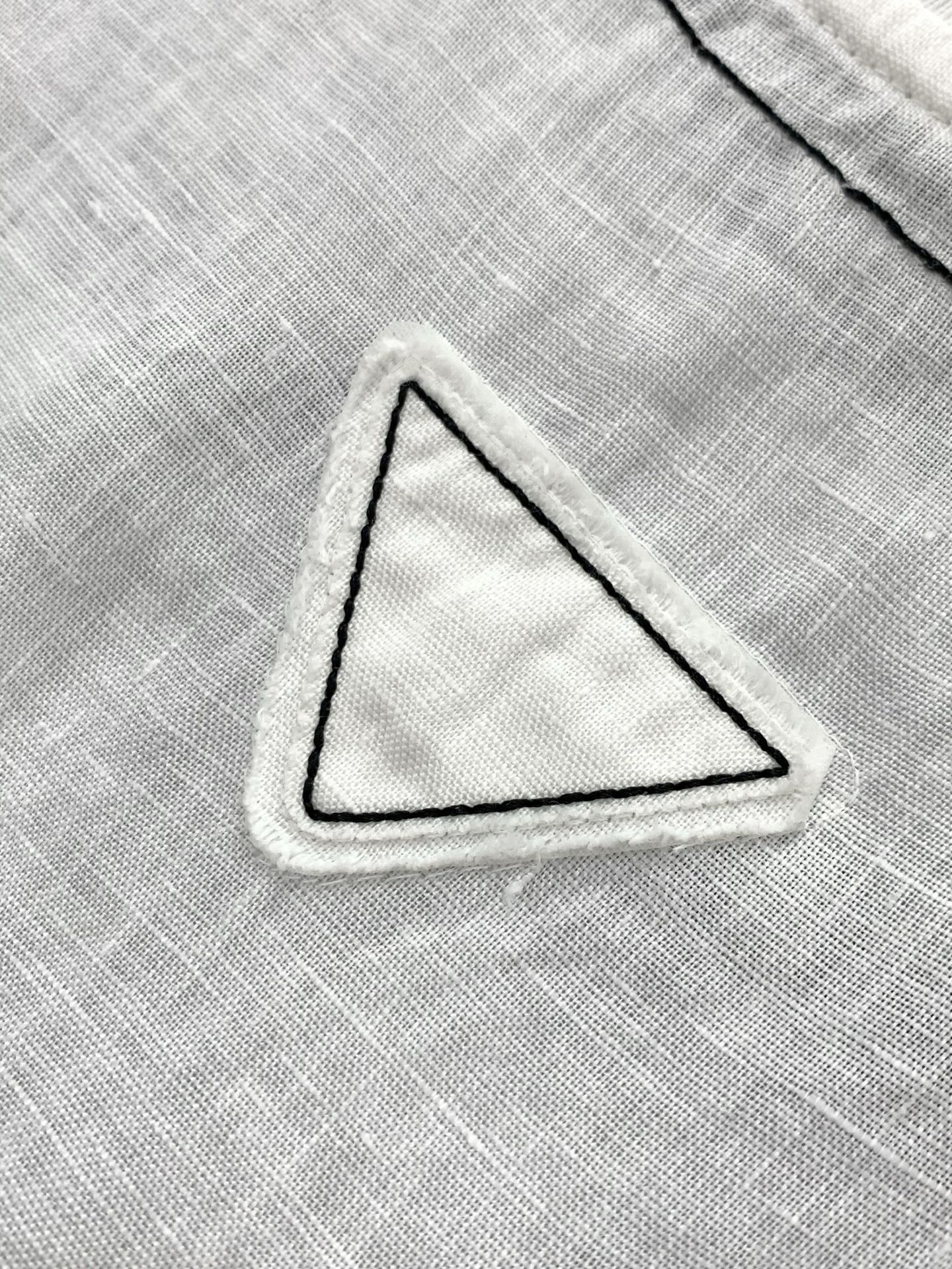 ，PRADA 普拉达，2026初夏最新品，专柜同步有售，时尚休闲圆领短袖T恤，进口原版面料，做工极为复杂