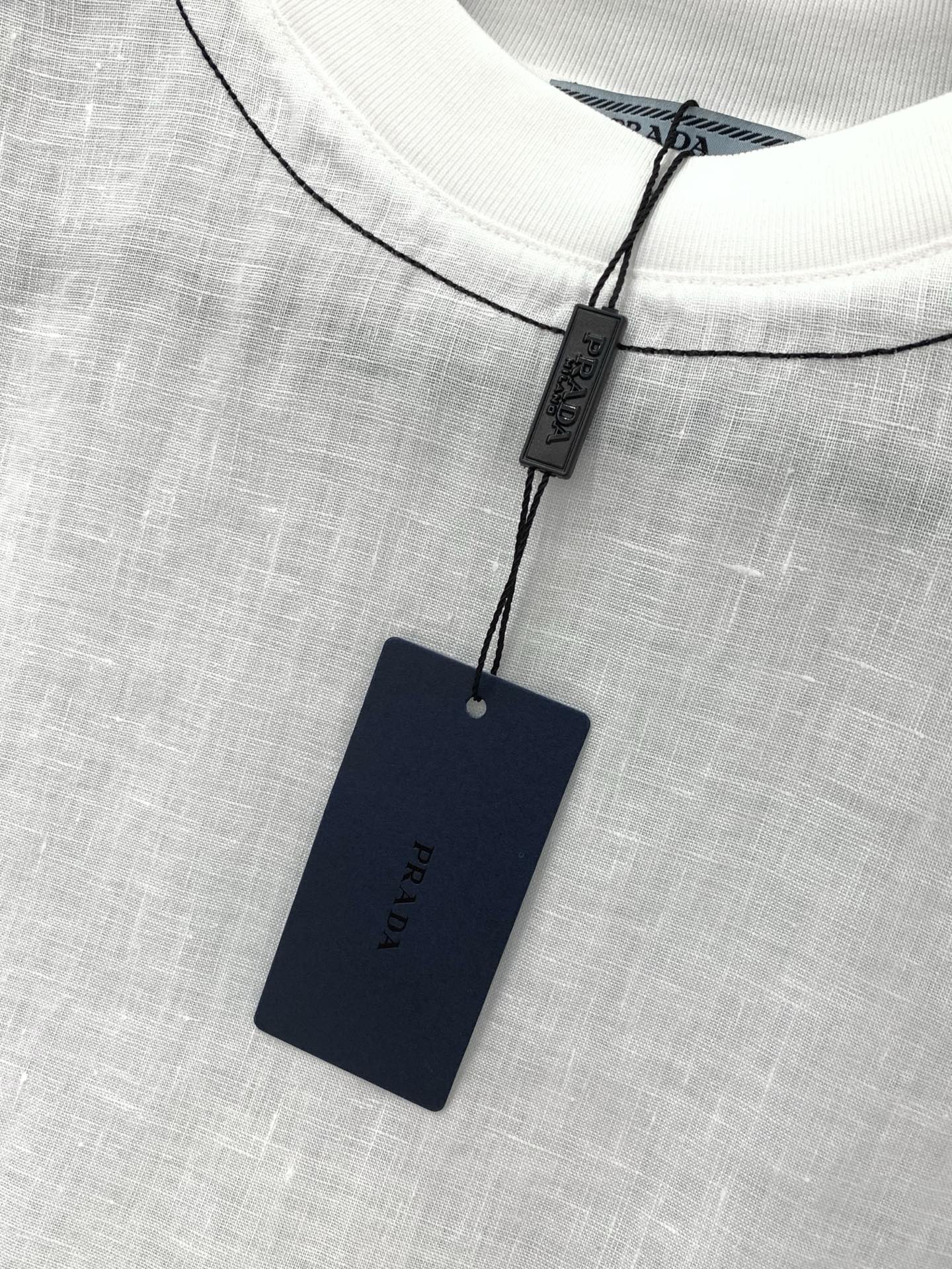 ，PRADA 普拉达，2026初夏最新品，专柜同步有售，时尚休闲圆领短袖T恤，进口原版面料，做工极为复杂
