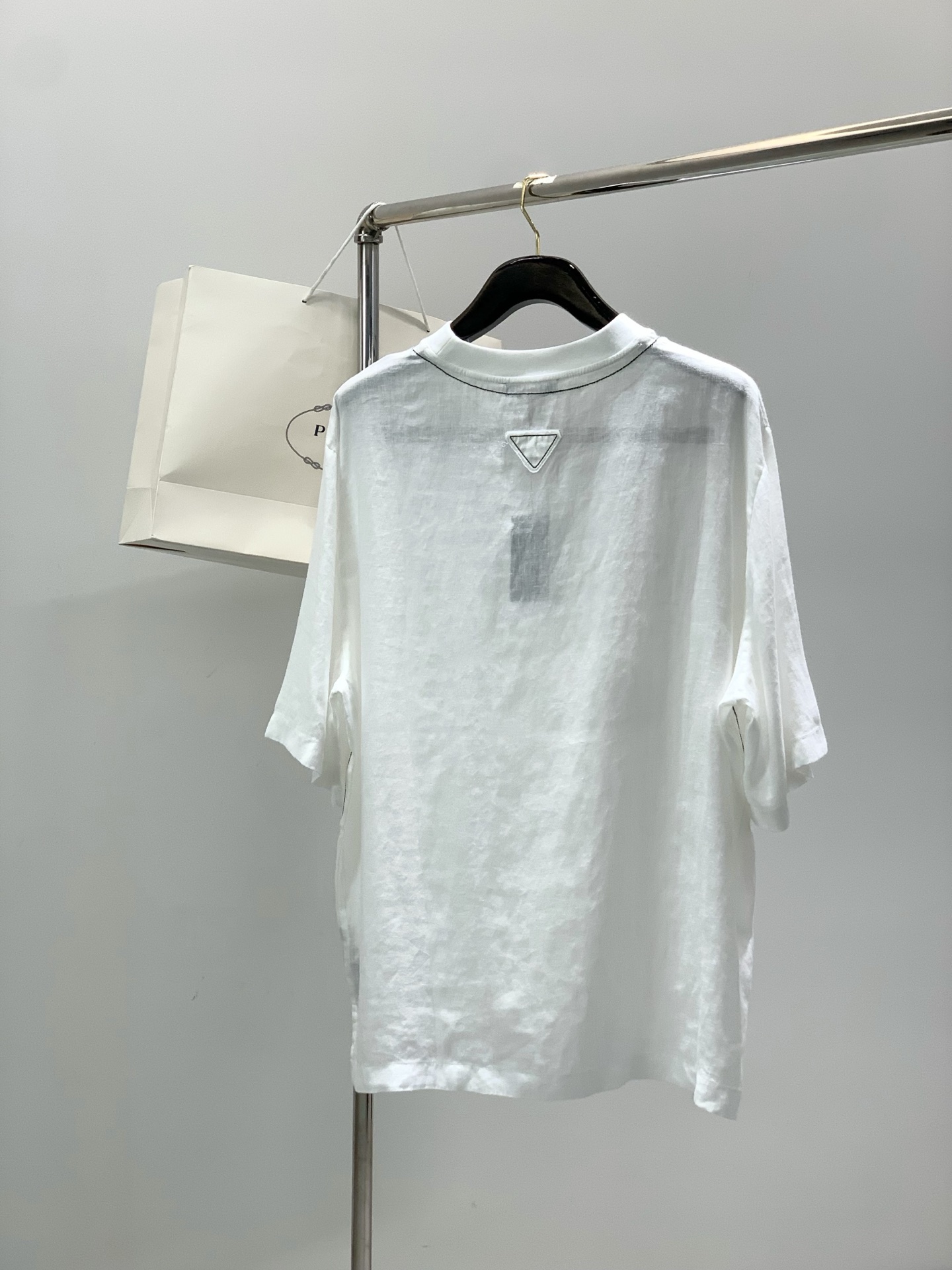 ，PRADA 普拉达，2026初夏最新品，专柜同步有售，时尚休闲圆领短袖T恤，进口原版面料，做工极为复杂