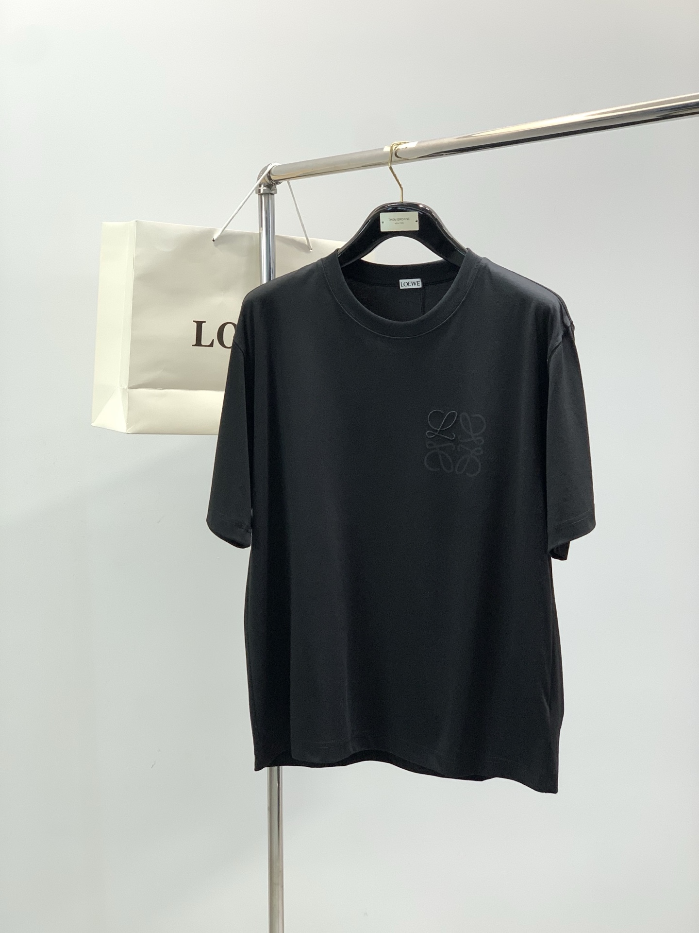 NO:842421,, Loewe, the latest model in spring 2026, available at counters simultaneously, original order, fashionable and casual round neck short-sleeved T-shirt, the upper body is very unique!  Eye-catching and bright, imported original fabrics, top-notch embroidery printing technology, letter pattern decoration logo, simple yet fashionable, classic atmosphere, comfortable and breathable, handsome and stylish upper body, 2 colors recommended, size M-3XL,, loewe, loewe, T-shirt, tees, t-shirt,19860909,Loewe 罗意威,2026春季最新款,专柜同步有售,原单狠货,时尚休闲圆领短袖T恤,上身很有特点！吸睛而有亮点,进口原版面料,顶级刺绣印花工艺字母图案装饰Logo,简单而不失时尚,经典大气,舒适透气,上身帅气有型,2色推荐,码数M-3XL,,loewe,loewe,T-shirt,tees，t-shirt,,Men's clothing