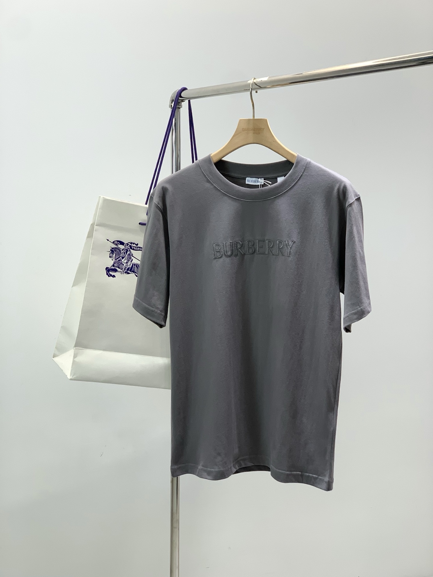 NO:831049,, Burberry, 2026 summer latest products, available at counters simultaneously, original order, fashionable and casual round neck short-sleeved T-shirt, imported original fabric, upper body is comfortable and breathable, top embroidery crafts letter pattern decorated logo, extremely high grade, comfortable and versatile, upper body is handsome, 2 colors recommended, size S-XL size, bust, shoulder width, sleeve length S715148.522 M72535022.5  BUREEAYL735551.523 XL74575323.5,,burberry,burberry,T-shirt,tees,t-shirt,19860909,Burberry 巴宝莉,2026夏季最新品,专柜同步有售,原单狠货,时尚休闲圆领短袖T恤,进口原版面料,上身舒适透气,顶级刺绣工艺字母图案装饰logo,档次极高,舒适百搭,上身帅气十足,2色推荐,码数S-XL 尺寸衣长胸围肩宽袖长 S715148.522 M72535022.5 BUREEAYL735551.523 XL74575323.5,,burberry,burberry,T-shirt,tees，t-shirt,,Men's clothing