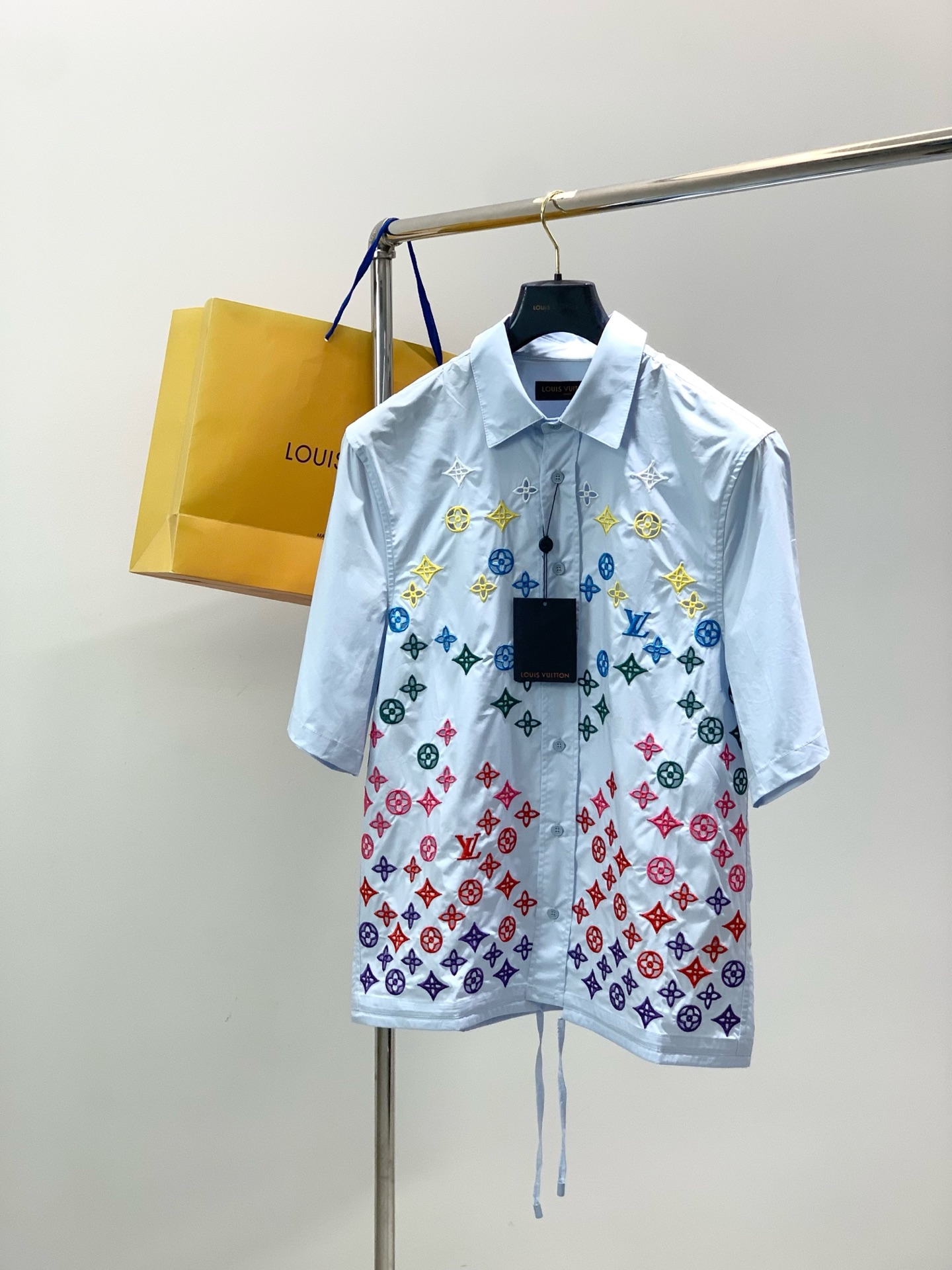 NO:831078,, Louis Vuitton, the latest 2026 spring and summer style, available at counters simultaneously, original order, fashionable and casual short-sleeved shirt, the upper body is very unique!  Eye-catching and bright, imported original fabrics, top-notch embroidery crafts letter pattern decoration logo, simple yet fashionable, classic atmosphere, comfortable and breathable, handsome and stylish upper body, size S-XL size, bust, shoulder width, sleeve length S715547.131.5 M725748.332 L735949.532.5 XL746150.733,, louis vuitton, louis  vuitton,shirts,T-shirt,19860909,LouisVuitton 路易威登,2026春夏最新款,专柜同步有售,原单狠货,时尚休闲短袖衬衫,上身很有特点！吸睛而有亮点,进口原版面料,顶级刺绣工艺字母图案装饰Logo,简单而不失时尚,经典大气,舒适透气,上身帅气有型,码数S-XL 码数衣长胸围肩宽袖长 S715547.131.5 M725748.332 L735949.532.5 XL746150.733,,louis vuitton,louis vuitton,shirts,T-shirt,,Men's clothing