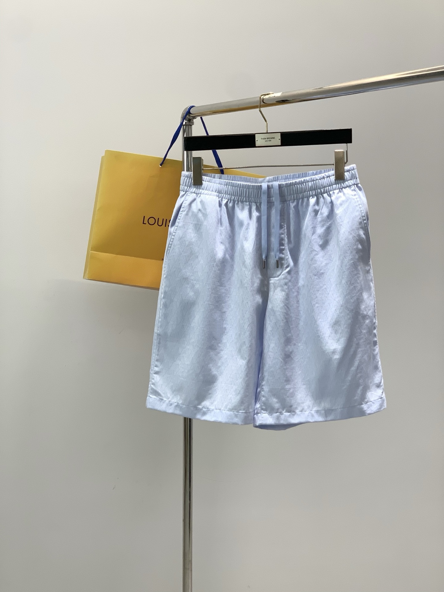 NO:831064,Clothes, shorts P, Louis Vuitton, the latest 2026 summer style, available at the counter simultaneously, original order, fashionable and casual short-sleeved suit, the upper body is very unique!  Eye-catching and bright, imported original fabrics, top-notch printing technology, letter pattern decoration logo, simple yet fashionable, classic atmosphere, comfortable and breathable, handsome and stylish upper body, size S-XL, size SMLXL, length 73.57576.578, bust 114122126, shoulder width 50525456, sleeve length 2626.52727.5 SMLXL  Pants length 5353.55454.5 waist 78828690 arm 108112116120 feet 64666870,,louis vuitton,louis vuitton,shorts,T-shirt,19860909衣服,短裤P,LouisVuitton 路易威登,2026夏季最新款,专柜同步有售,原单狠货,时尚休闲短袖套装,上身很有特点！吸睛而有亮点,进口原版面料,顶级印花工艺字母图案装饰Logo,简单而不失时尚,经典大气,舒适透气,上身帅气有型,码数S-XL 尺码SMLXL 衣长73.57576.578 胸围114122126 肩宽50525456 袖长2626.52727.5 SMLXL 裤长5353.55454.5 腰围78828690 臂围108112116120 脚口64666870,,louis vuitton,louis vuitton,shorts,T-shirt,,Men's clothing