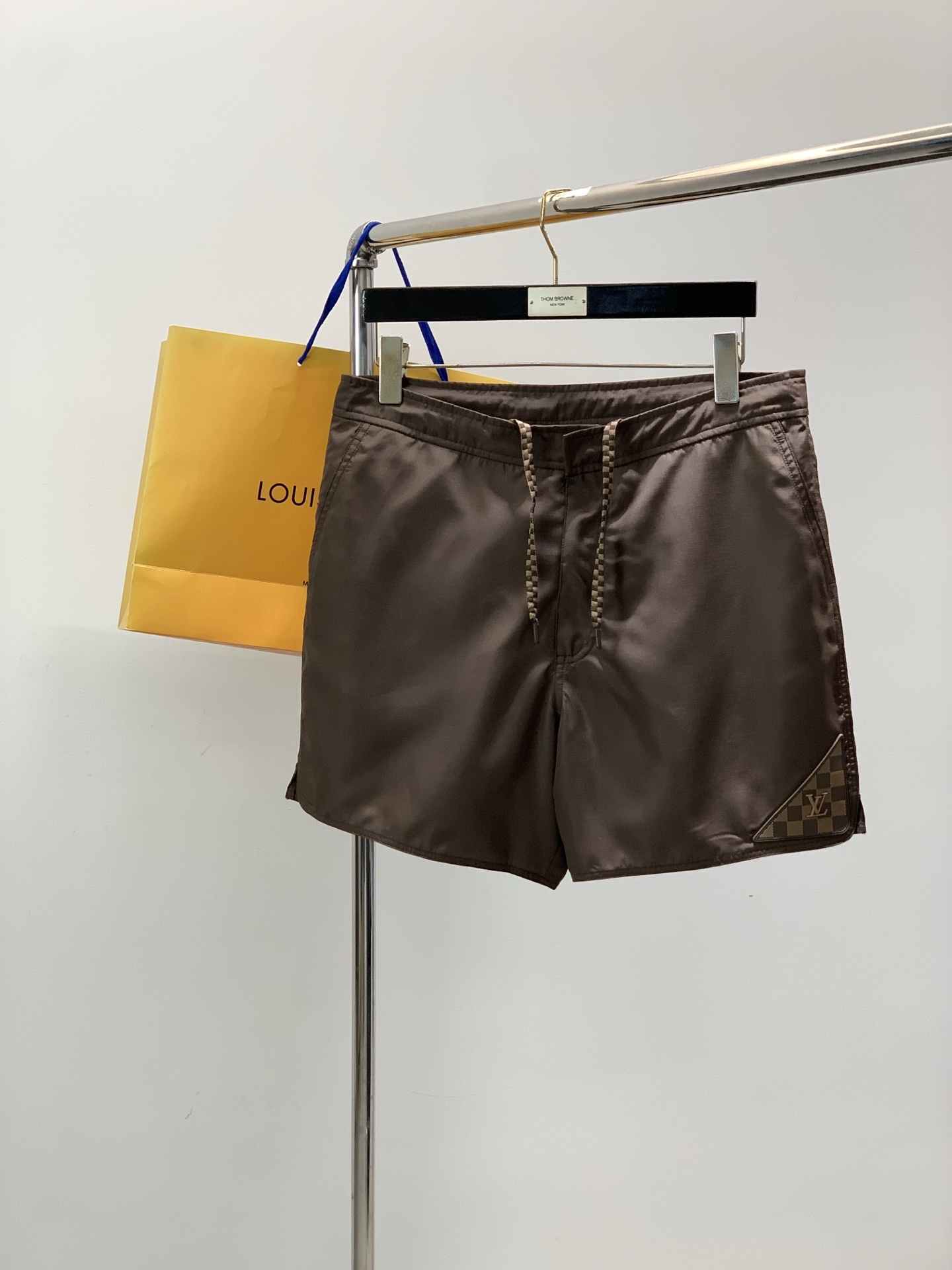 NO:831059,, LouisVuitton Louis Vuitton, the latest model for summer 2026, available at counters at the same time, original order, fashionable casual shorts, the upper body is very unique!  Eye-catching and bright, imported original fabrics, top-grade laminated letter pattern decoration logo, original hardware accessories decoration, simple yet fashionable, classic and elegant, comfortable and breathable, handsome and stylish upper body, code number S-XL size SML  vuitton,louis vuitton,shorts,19860909,LouisVuitton 路易威登,2026夏季最新款,专柜同步有售,原单狠货,时尚休闲短裤,上身很有特点！吸睛而有亮点,进口原版面料,顶级压胶工艺字母图案装饰Logo,原版五金辅料装饰,简单而不失时尚,经典大气,舒适透气,上身帅气有型,码数S-XL 尺码SMLXL 侧长40.54141.542 腰围84889296 臂围108112116120 脚口64666870,,louis vuitton,louis vuitton,shorts,,Men's clothing