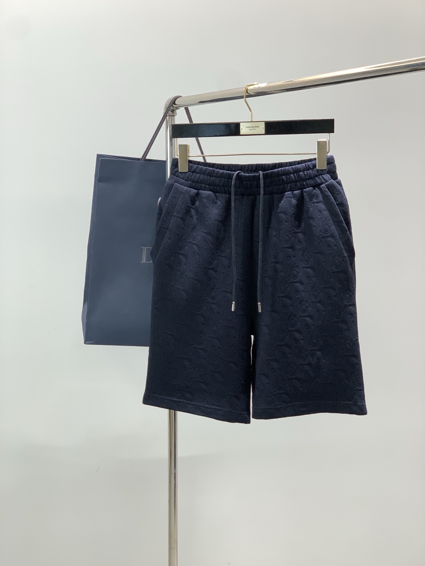 NO:831063,, Dior, 2026 spring and summer new products, available at counters simultaneously, simple and fashionable casual shorts, original imported fabrics, comfortable and breathable, top-notch embossed letter pattern decorative logo, original hardware accessories decoration, extremely high-grade, unique design, fashionable and handsome upper body!  2 colors recommended, sizes S-XL, size pants, waist, seat and leg openings S5380104 M5484108 L5588112 XL5692116,,dior,dior,shorts,19860909,Dior 迪奥, 2026春夏新品,专柜同步有售,简约时尚休闲短裤,原版进口面料,舒适透气,顶级浮雕工艺字母图案装饰logo,原版五金辅料装饰,档次极高,独特设计,上身时尚帅气！2色推荐,码数S-XL 尺寸裤长腰围坐围脚口 S5380104 M5484108 L5588112 XL5692116,,dior,dior,shorts,,Men's clothing