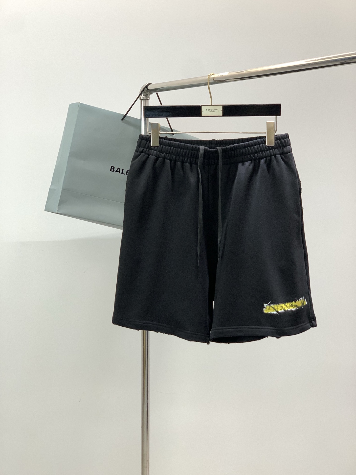 NO:831058,, Balenciaga, 2026 spring and summer latest products, available at counters simultaneously, original goods, fashionable casual shorts, imported original fabrics, comfortable and elastic, top-notch printing technology letter pattern logo, original hardware accessories decoration, super correct version, comfortable and breathable, counter quality, handsome and stylish upper body, complete three standards, size S-Xl size pants, waist and leg opening S506612774  M517013176 L527413578 XL537813980,,balenciaga,balenciaga,shorts,19860909,Balenciaga 巴黎世家,2026春夏最新品,专柜同步有售,原单狠货,时尚休闲短裤,进口原版面料,舒适有弹性,顶级印花工艺字母图案Logo,原版五金辅料装饰,版型超正,舒适透气,专柜品质,上身帅气有型,三标齐全,码数S-Xl 尺寸裤长腰围坐围脚口 S506612774 M517013176 L527413578 XL537813980,,balenciaga,balenciaga,shorts,,Men's clothing