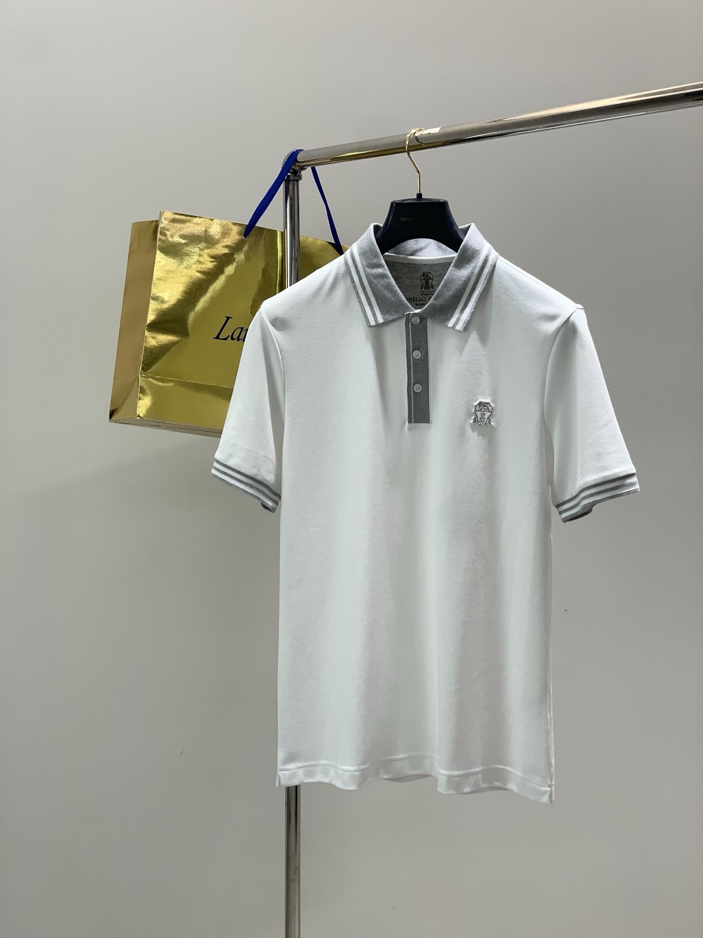 NO:831016,, BRUNELLO CUCINELLI Italian Lion, the latest product for the summer of 2026, available at the counter at the same time, original order, fashionable and casual lapel short-sleeved T-shirt, made of imported original fabrics, top-notch embroidery technology, letter pattern decoration logo, extremely high-grade, comfortable and versatile, and the upper body is very handsome!  2 colors recommended, size M-3XL, brunello cucinelli, T-shirt, tees, t-shirt,19860909,BRUNELLO CUCINELLI 意大利神狮,2026夏季最新品,专柜同步有售,原单狠货,时尚休闲翻领短袖T恤,采用进口原版面料,顶级刺绣工艺字母图案装饰logo,档次极高,舒适百搭,上身帅气十足！2色推荐,码数M-3XL,,brunello cucinelli,T-shirt,tees，t-shirt,,Men's clothing