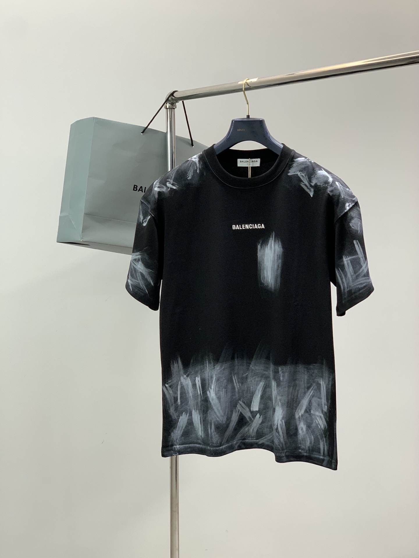 NO:831039,, Balenciaga Balenciaga, the latest model for summer 2026, available at the counter simultaneously, original order, hot style fashionable casual round neck short-sleeved T-shirt, imported original fabric, unique design, top embroidery technology letter pattern decorative logo, simple and fashionable, handsome upper body, complete three labels, size M-3XL,, balenciaga, balenciaga, T-shirt, tees, t-shirt,19860909,Balenciaga 巴黎世家,2026夏季最新款,专柜同步有售,原单狠货,爆款时尚休闲圆领短袖T恤,进口原版面料,独特设计,顶级刺绣工艺字母图案装饰logo,简约时尚 ,上身帅气,三标齐全,码数M-3XL,,balenciaga,balenciaga,T-shirt,tees，t-shirt,,Men's clothing