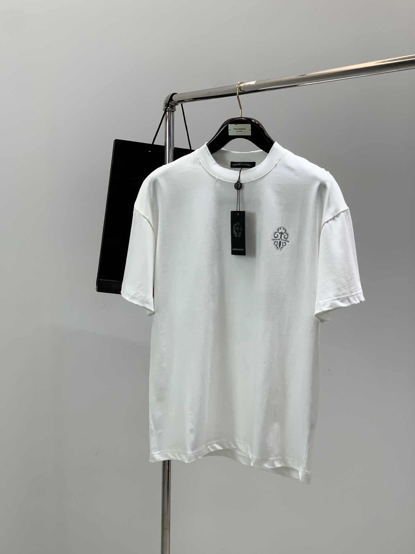 NO:831035,, Chrome Hearts, 2026 spring and summer new products, available at the counter at the same time, original order, fashionable and casual round neck short-sleeved T-shirt, using imported original fabrics, top-notch printing technology letter pattern logo, unique design, counter selling, stylish and handsome upper body, 2 colors recommended, size M-3XL,, chrome hearts, chrome hearts, T-shirt, tees, t-shirt,19860909,Chrome Hearts 克罗心,2026春夏新品,专柜同步有售,原单狠货,时尚休闲圆领短袖T恤,采用进口原版面料,顶级印花工艺字母图案logo,独特设计,专柜卖相,上身时尚帅,2色推荐,码数M-3XL,,chrome hearts,chrome hearts,T-shirt,tees，t-shirt,,Men's clothing