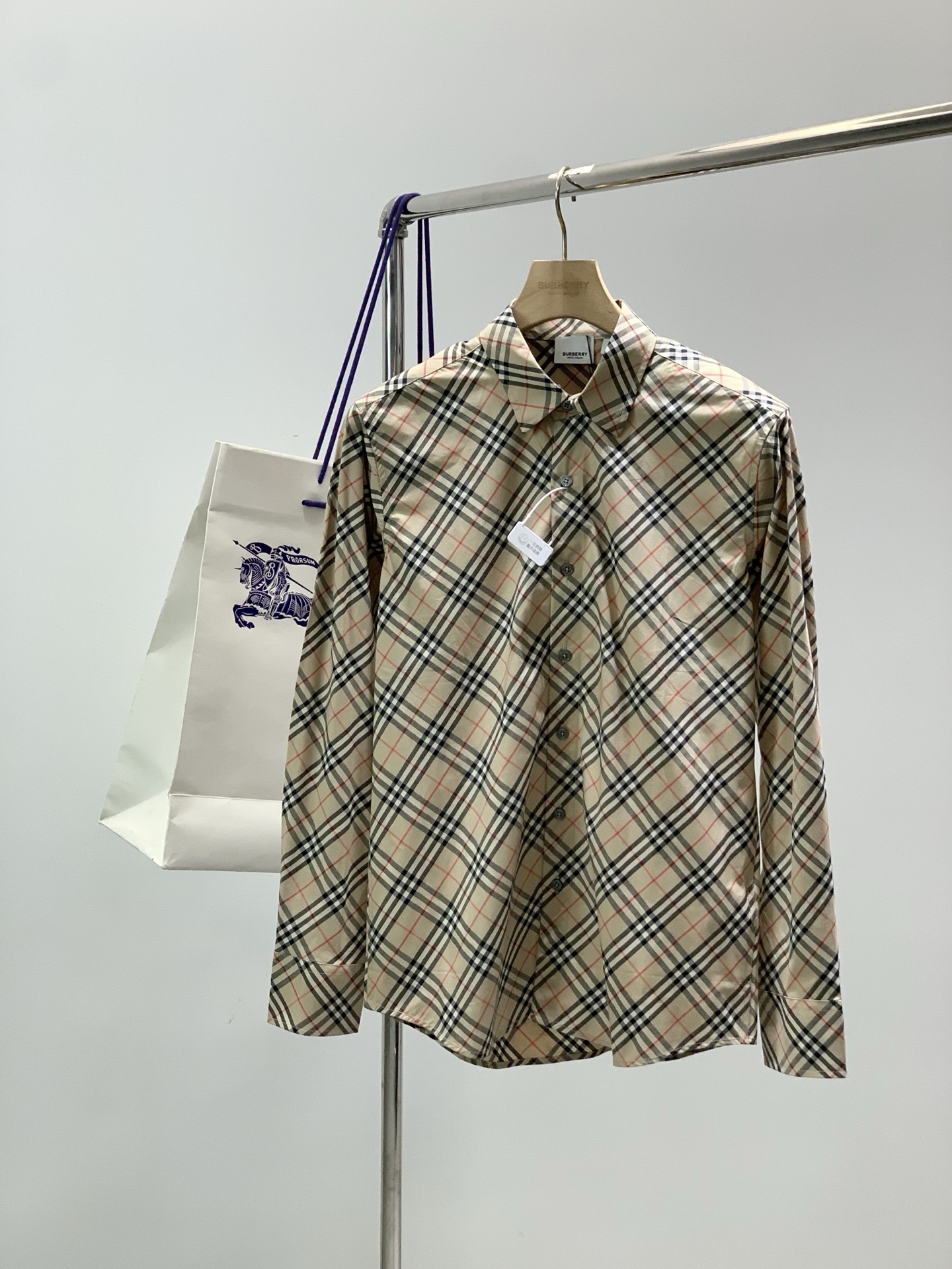 NO:831042,, Burberry, 2026 spring latest products, available at counters simultaneously, original goods, fashionable and casual long-sleeved shirts, imported original fabrics, the upper body is comfortable and breathable, extremely high-grade, comfortable and versatile, the upper body is very handsome, size M-3XL,, burberry, burberry, shirts,19860909,Burberry 巴宝莉,2026春季最新品,专柜同步有售,原单狠货,时尚休闲长袖衬衫,进口原版面料,上身舒适透气,档次极高,舒适百搭,上身帅气十足,码数M-3XL,,burberry,burberry,shirts,,Men's clothing