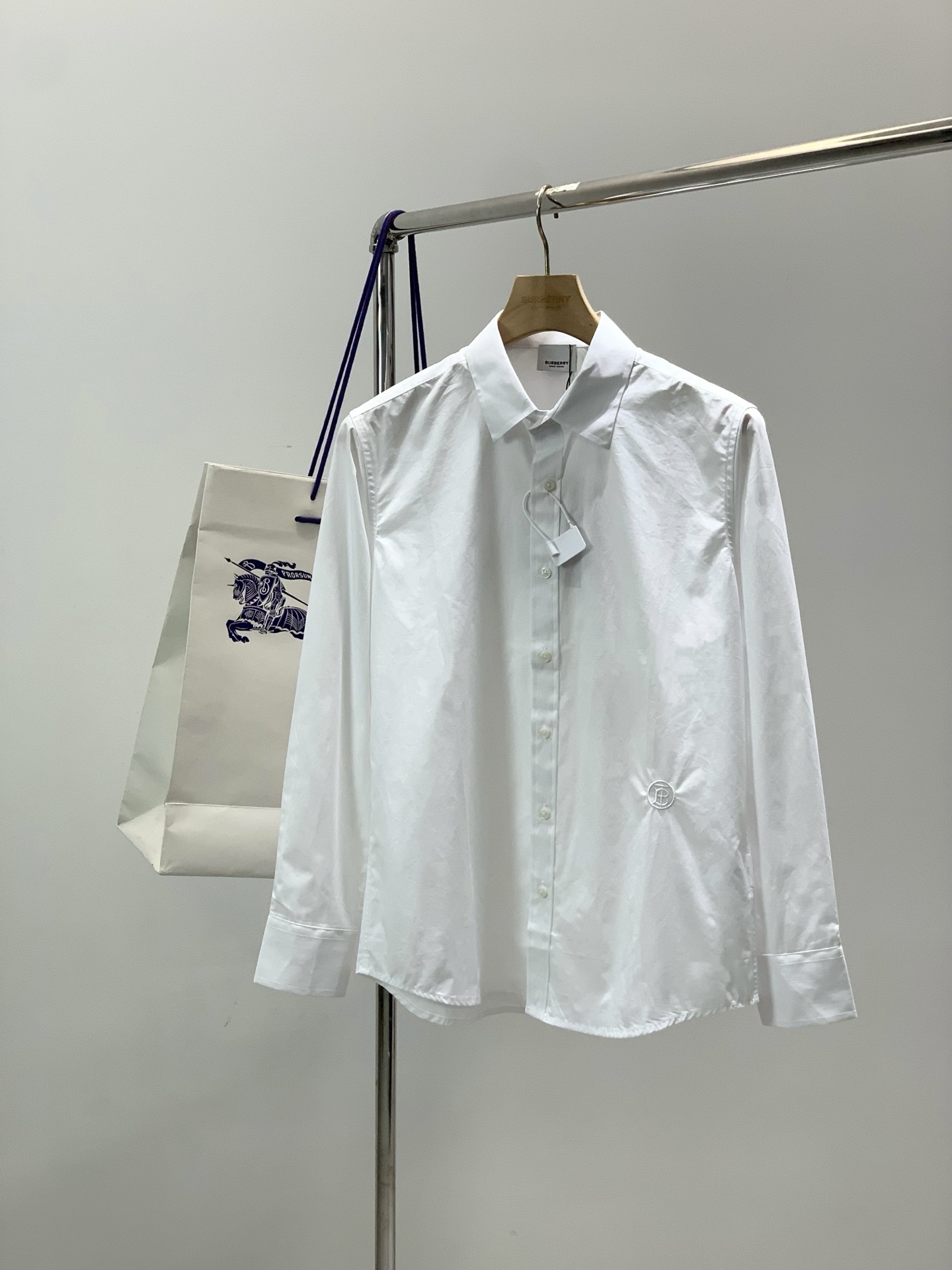 NO:831048,, Burberry, 2026 spring latest products, available at counters simultaneously, original goods, fashionable and casual long-sleeved shirts, imported original fabrics, the upper body is comfortable and breathable, top-notch embroidery technology letter pattern decoration logo, extremely high grade, comfortable and versatile, the upper body is very handsome, 2 colors recommended, size M-3XL,, burberry, burberry, shirts,19860909,Burberry 巴宝莉,2026春季最新品,专柜同步有售,原单狠货,时尚休闲长袖衬衫,进口原版面料,上身舒适透气,顶级刺绣工艺字母图案装饰logo,档次极高,舒适百搭,上身帅气十足,2色推荐,码数M-3XL,,burberry,burberry,shirts,,Men's clothing