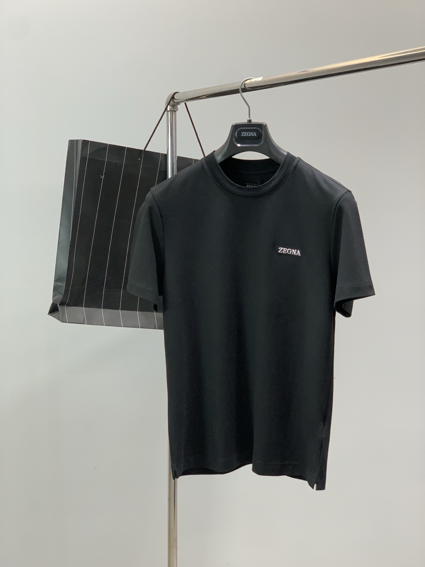 NO:831022,, Zegna, the latest product for summer 2026, available at counters at the same time, original order, fashionable and casual round neck short-sleeved T-shirt, made of imported original fabric, comfortable and breathable, top-notch embroidery technology letter pattern decoration logo, the upper body is very handsome!  5 colors recommended, code size M-3XL,,zegna,T-shirt,tees,t-shirt,19860909,杰尼亚 Zegna,2026夏季最新品,专柜同步有售,原单狠货,时尚休闲圆领短袖T恤,采用进口原版面料,舒适透气,顶级刺绣工艺字母图案装饰logo,上身帅气十足！5色推荐,码数M-3XL,,zegna,T-shirt,tees，t-shirt,,Men's clothing
