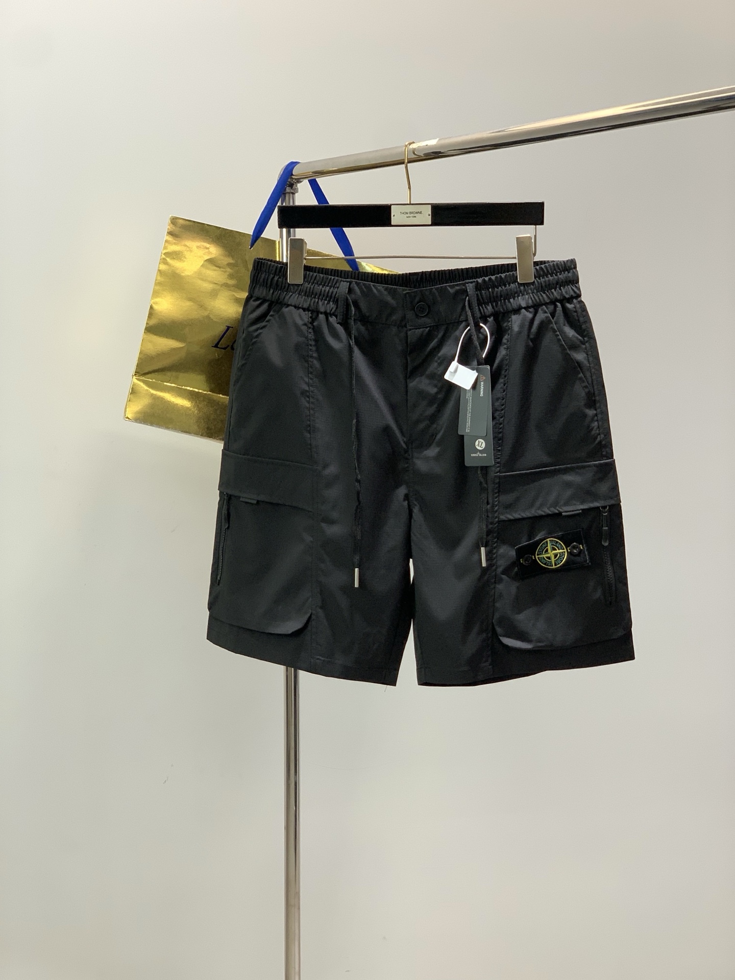 NO:831030,,Stone Island, the latest model for the summer of 2025, available at counters at the same time, original goods, popular fashionable casual shorts, imported original fabrics, unique design, top embroidery crafts letter pattern decoration logo, original hardware accessories decoration, simple and fashionable, handsome upper body, complete three standards, 2 colors recommended, size S-2XL,, shorts,19860909,Stone Island石头岛,2025夏季最新款,专柜同步有售,原单狠货,爆款时尚休闲短裤,进口原版面料,独特设计,顶级刺绣工艺字母图案装饰logo,原版五金辅料装饰,简约时尚 ,上身帅气,三标齐全, 2色推荐,码数S-2XL,,shorts,,Men's clothing
