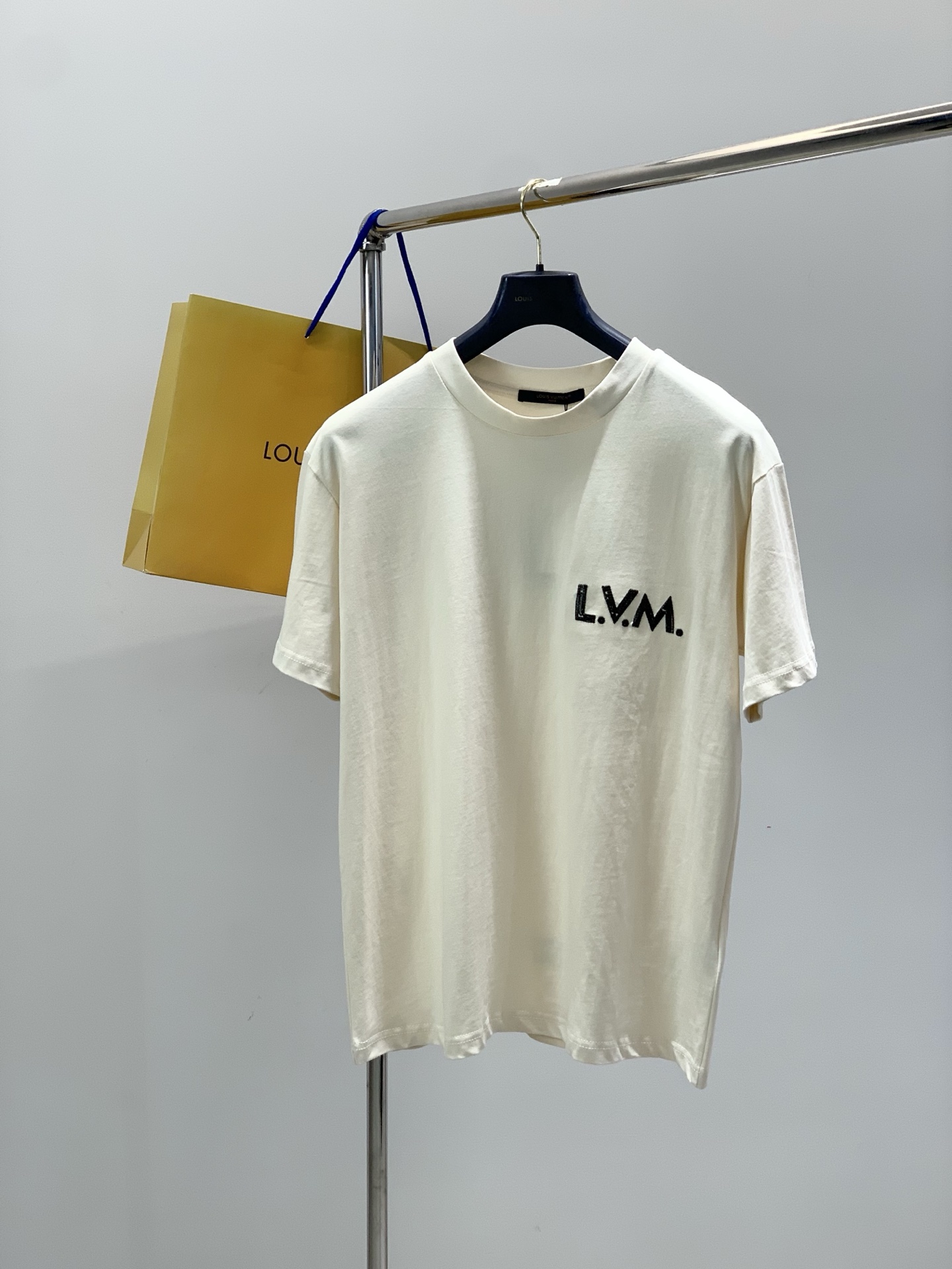 NO:834660,, LouisVuitton Louis Vuitton, the latest model for summer 2026, available at counters at the same time, original order, fashionable and casual round neck short-sleeved T-shirt, the upper body is very unique!  Eye-catching and bright, imported original fabrics, top embroidery craftsmanship letter pattern decoration Logo, simple yet fashionable, classic atmosphere, comfortable and breathable, handsome and stylish upper body, size S-XL,, louis vuitton, louis vuitton, T-shirt, tees, t-shirt,19860909,LouisVuitton 路易威登,2026夏季最新款,专柜同步有售,原单狠货,时尚休闲圆领短袖T恤,上身很有特点！吸睛而有亮点,进口原版面料,顶级刺绣工艺字母图案装饰Logo,简单而不失时尚,经典大气,舒适透气,上身帅气有型,码数S-XL,,louis vuitton,louis vuitton,T-shirt,tees，t-shirt,,Men's clothing