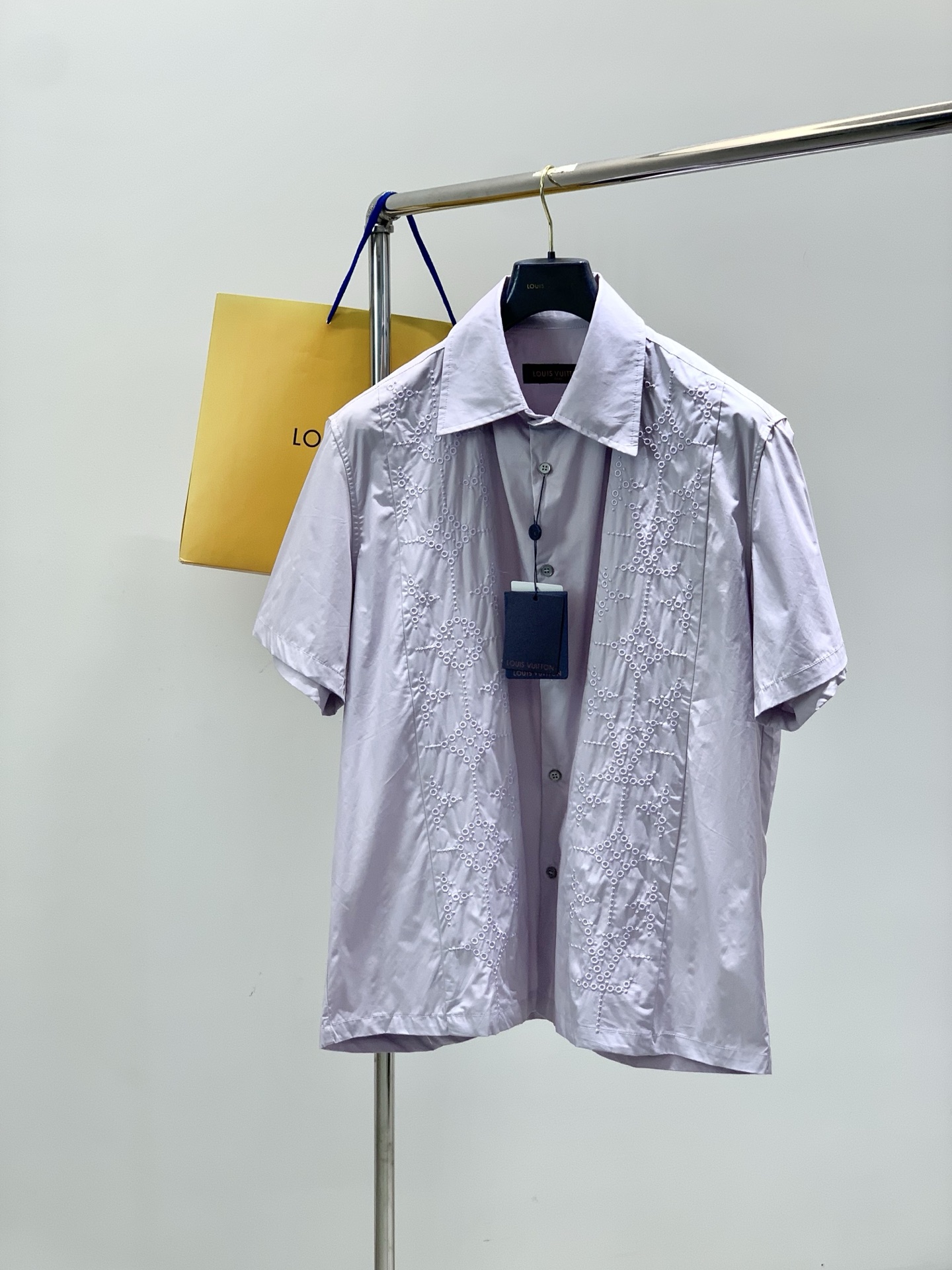NO:834697,, Louis Vuitton, the latest 2026 spring and summer style, available at counters simultaneously, original order, fashionable and casual short-sleeved shirt, the upper body is very unique!  Eye-catching and bright, imported original fabrics, top embroidery craftsmanship letter pattern decoration Logo, simple yet fashionable, classic atmosphere, comfortable and breathable, handsome and stylish upper body, size S-XL,, louis vuitton, louis vuitton, shirts, T-shirt,19860909,LouisVuitton 路易威登,2026春夏最新款,专柜同步有售,原单狠货,时尚休闲短袖衬衫,上身很有特点！吸睛而有亮点,进口原版面料,顶级刺绣工艺字母图案装饰Logo,简单而不失时尚,经典大气,舒适透气,上身帅气有型,码数S-XL,,louis vuitton,louis vuitton,shirts,T-shirt,,Men's clothing