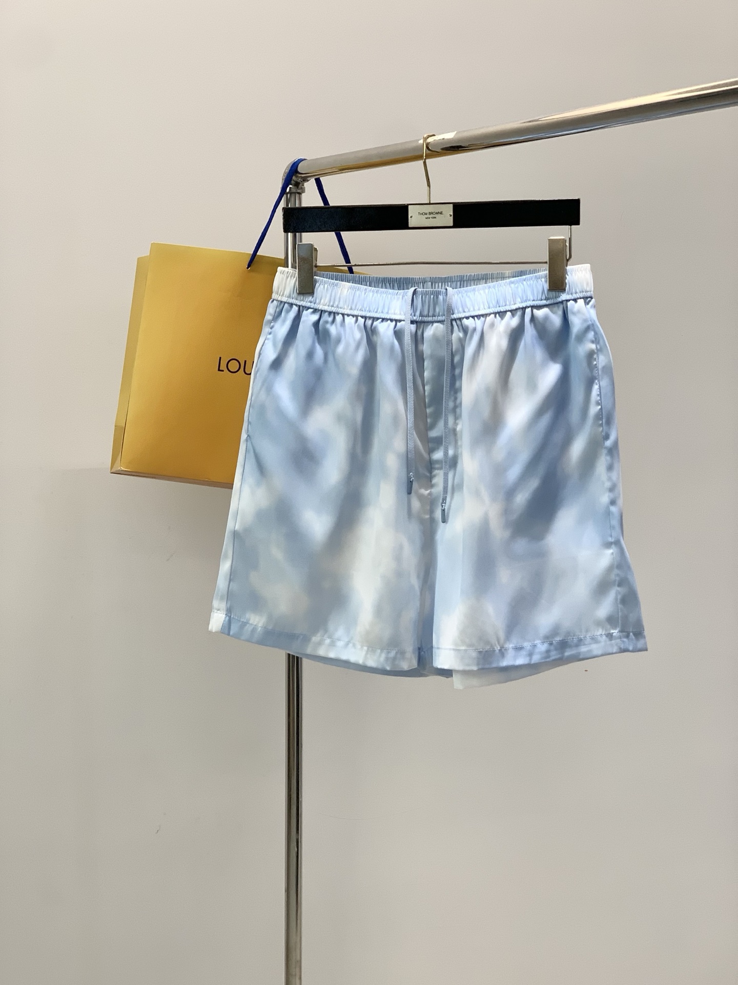 NO:839375,Clothes, shorts, Louis Vuitton, 2026 summer latest styles, available at counters simultaneously, original orders, fashionable and casual short-sleeved suits, the upper body is very unique!  Eye-catching and bright, imported original fabrics, top-notch printing technology letter pattern decoration Logo, simple yet fashionable, classic atmosphere, comfortable and breathable, handsome and stylish upper body, size S-XL,, louis vuitton, louis vuitton, shorts, T-shirt,19860909衣服,短裤,LouisVuitton 路易威登,2026夏季最新款,专柜同步有售,原单狠货,时尚休闲短袖套装,上身很有特点！吸睛而有亮点,进口原版面料,顶级印花工艺字母图案装饰Logo,简单而不失时尚,经典大气,舒适透气,上身帅气有型,码数S-XL,,louis vuitton,louis vuitton,shorts,T-shirt,,Men's clothing