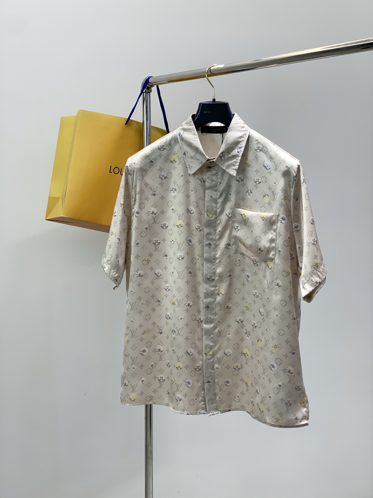 NO:839379,Clothes, shorts, Louis Vuitton, 2026 summer latest styles, available at counters simultaneously, original orders, fashionable and casual short-sleeved suits, the upper body is very unique!  Eye-catching and bright, imported original fabrics, top-notch printing technology letter pattern decoration Logo, simple yet fashionable, classic atmosphere, comfortable and breathable, handsome and stylish upper body, 2 colors recommended, size S-XL,, louis vuitton, louis vuitton, shorts, T-shirt,19860909衣服,短裤,LouisVuitton 路易威登,2026夏季最新款,专柜同步有售,原单狠货,时尚休闲短袖套装,上身很有特点！吸睛而有亮点,进口原版面料,顶级印花工艺字母图案装饰Logo,简单而不失时尚,经典大气,舒适透气,上身帅气有型,2色推荐,码数S-XL,,louis vuitton,louis vuitton,shorts,T-shirt,,Men's clothing