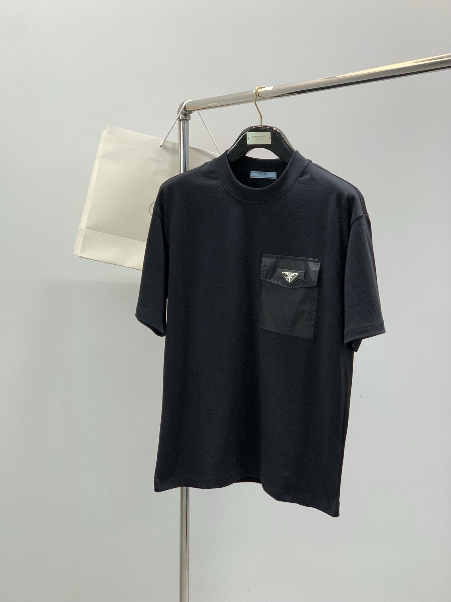 NO:839395,, PRADA Prada, 2026 summer latest product, available at counters simultaneously, fashionable and casual round-neck short-sleeved T-shirt, imported original fabric, extremely complex workmanship, the only channel that can be used as a purchasing agent, top-grade lamination technology letter pattern logo, comfortable and versatile, handsome and stylish upper body, 2 colors recommended, size S-XL,, prada, prada, T-shirt, tees, t-shirt,19860909,PRADA 普拉达,2026夏季最新品,专柜同步有售,时尚休闲圆领短袖T恤,进口原版面料,做工极为复杂,唯一可以做代购级别的渠道狠货,顶级压胶工艺字母图案logo,舒适百搭,上身帅气有型,2色推荐,码数S-XL,,prada,prada,T-shirt,tees，t-shirt,,Men's clothing