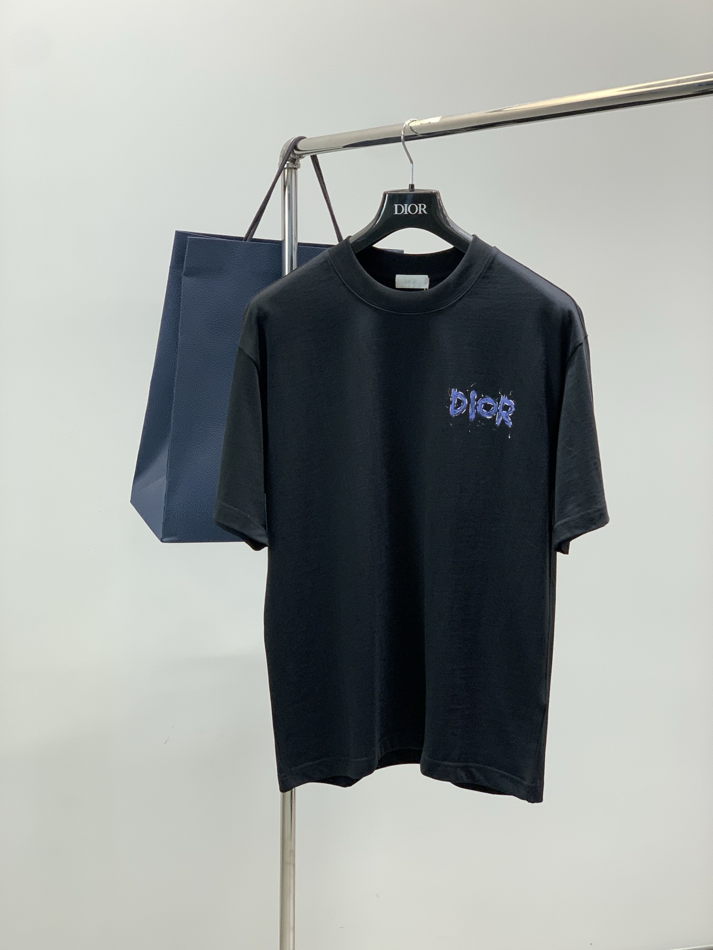 NO:839391,, Dior, 2026 new summer products, available at counters simultaneously, simple, fashionable and casual round-neck short-sleeved T-shirt, original imported fabric, comfortable and breathable, top-notch printing technology, letter pattern logo, extremely high-grade, unique design, fashionable and handsome upper body!  2 colors recommended, sizes S-XL,, dior, dior, T-shirt, tees, t-shirt,19860909,Dior 迪奥, 2026夏季新品,专柜同步有售,简约时尚休闲圆领短袖T恤,原版进口面料,舒适透气,顶级印花工艺字母图案logo,档次极高,独特设计,上身时尚帅气！2色推荐,码数S-XL,,dior,dior,T-shirt,tees，t-shirt,,Men's clothing