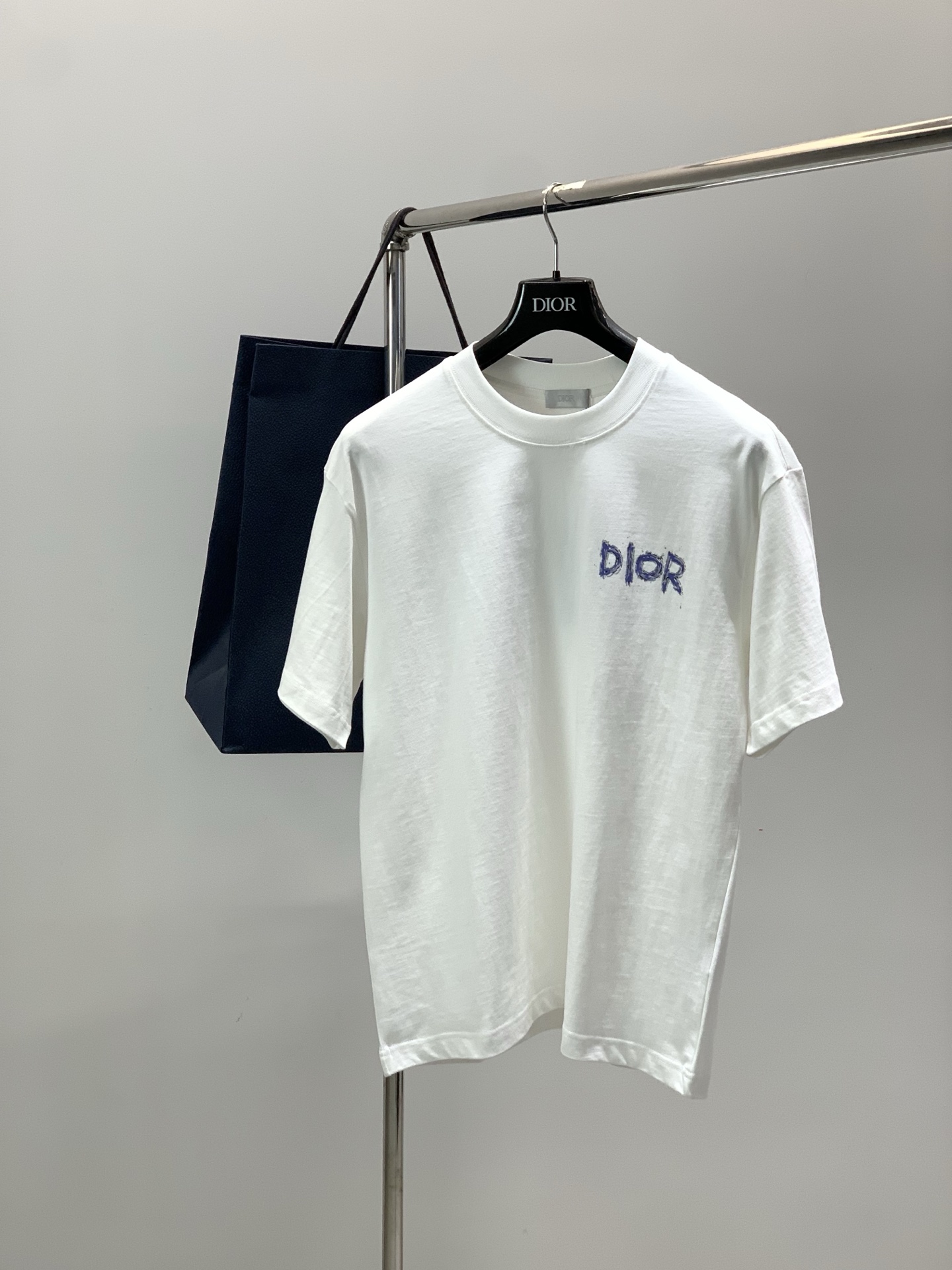 NO:839387,, Dior, 2026 new summer products, available at counters simultaneously, simple, fashionable and casual round-neck short-sleeved T-shirt, original imported fabric, comfortable and breathable, top-notch printing technology, letter pattern logo, extremely high-grade, unique design, fashionable and handsome upper body!  2 colors recommended, sizes S-XL,, dior, dior, T-shirt, tees, t-shirt,19860909,Dior 迪奥, 2026夏季新品,专柜同步有售,简约时尚休闲圆领短袖T恤,原版进口面料,舒适透气,顶级印花工艺字母图案logo,档次极高,独特设计,上身时尚帅气！2色推荐,码数S-XL,,dior,dior,T-shirt,tees，t-shirt,,Men's clothing