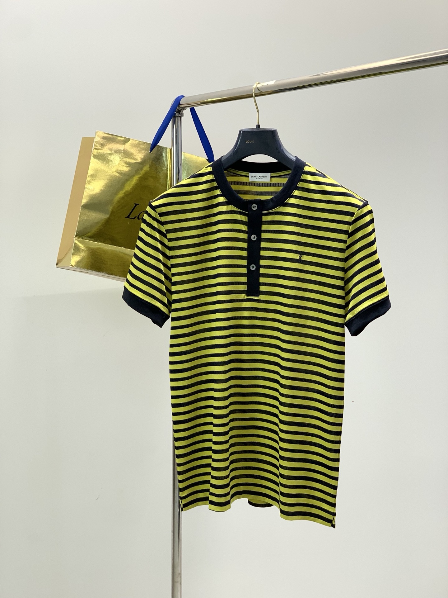 NO:831073,, Saint Laurent, 2026 new summer product, fashionable and casual round neck short-sleeved T-shirt, available at the counter, original order, using imported original fabrics, sold at the counter, soft and delicate feel, not easy to deform, exquisite embroidery crafts letter pattern logo, fashionable and handsome upper body, extremely high grade, complete three labels, size M-3XL,, saint laurent, saint laurent, T-shirt, tees, t-shirt,19860909,Saint Laurent 圣罗兰,2026夏季新品,时尚休闲圆领短袖T恤,专柜同步有售,原单狠货,采用进口原版面料,专柜卖相,手感柔软细腻,不易变型,精致刺绣工艺字母图案logo,上身时尚帅气,档次极高,三标齐全,码数M-3XL,,saint laurent,saint laurent,T-shirt,tees，t-shirt,,Men's clothing