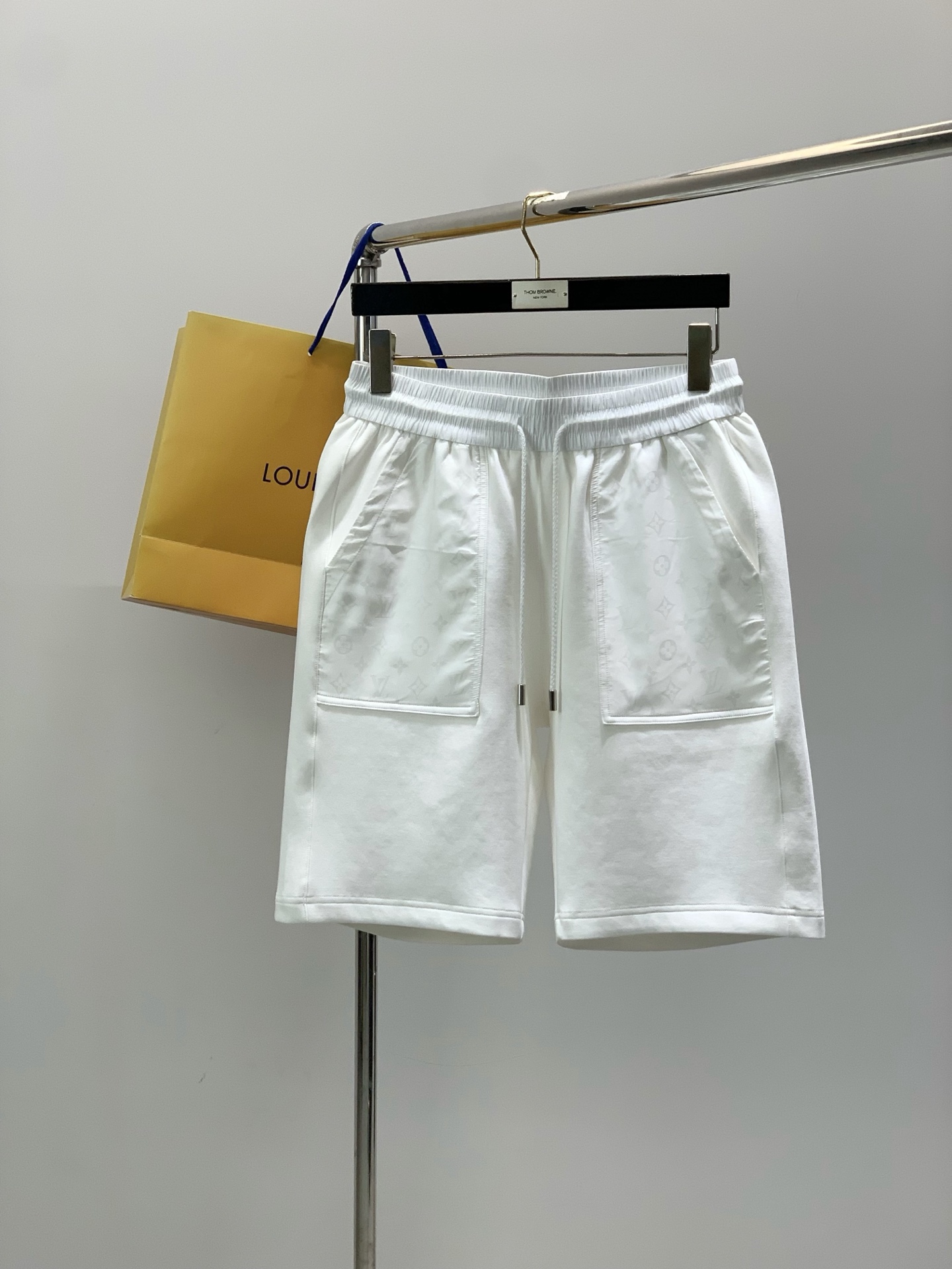 NO:831044,, LouisVuitton Louis Vuitton, the latest model for summer 2026, available at counters at the same time, original order, fashionable casual shorts, the upper body is very unique!  Eye-catching and bright, imported original fabrics, top-notch jacquard craft letter pattern decoration Logo, original hardware accessories decoration, simple yet fashionable, classic atmosphere, comfortable and breathable, handsome and stylish upper body, 2 colors recommended, size M-3XL,, louis vuitton, louis vuitton, shorts,19860909,LouisVuitton 路易威登,2026夏季最新款,专柜同步有售,原单狠货,时尚休闲短裤,上身很有特点！吸睛而有亮点,进口原版面料,顶级提花工艺字母图案装饰Logo,原版五金辅料装饰,简单而不失时尚,经典大气,舒适透气,上身帅气有型,2色推荐,码数M-3XL,,louis vuitton,louis vuitton,shorts,,Men's clothing