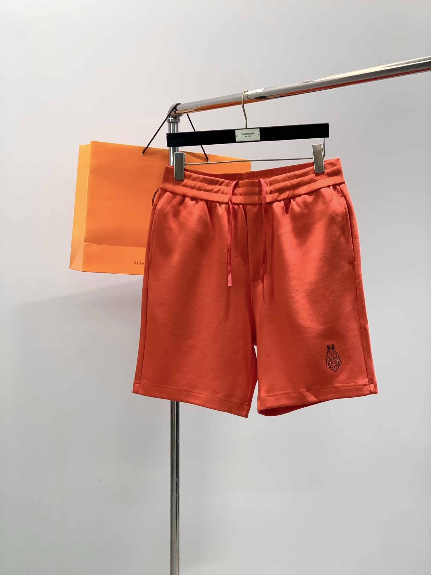 NO:831086,, Hermès, 2026 summer latest products, available at counters simultaneously, original goods, fashionable casual shorts, customized imported original fabrics, comfortable and breathable, top-notch embroidery technology, letter pattern decoration logo, original hardware accessories decoration, extremely high grade, handsome and stylish upper body, 3 colors recommended, size M-3XL,, hermes, hermes, shorts,19860909,Hermès 爱马仕,2026夏季最新品,专柜同步有售,原单狠货,时尚休闲短裤,定制进口原版面料,舒适透气,顶级刺绣工艺字母图案装饰logo, 原版五金辅料装饰,档次极高,上身帅气有型,3色推荐,码数M-3XL,,hermes,hermes,shorts,,Men's clothing