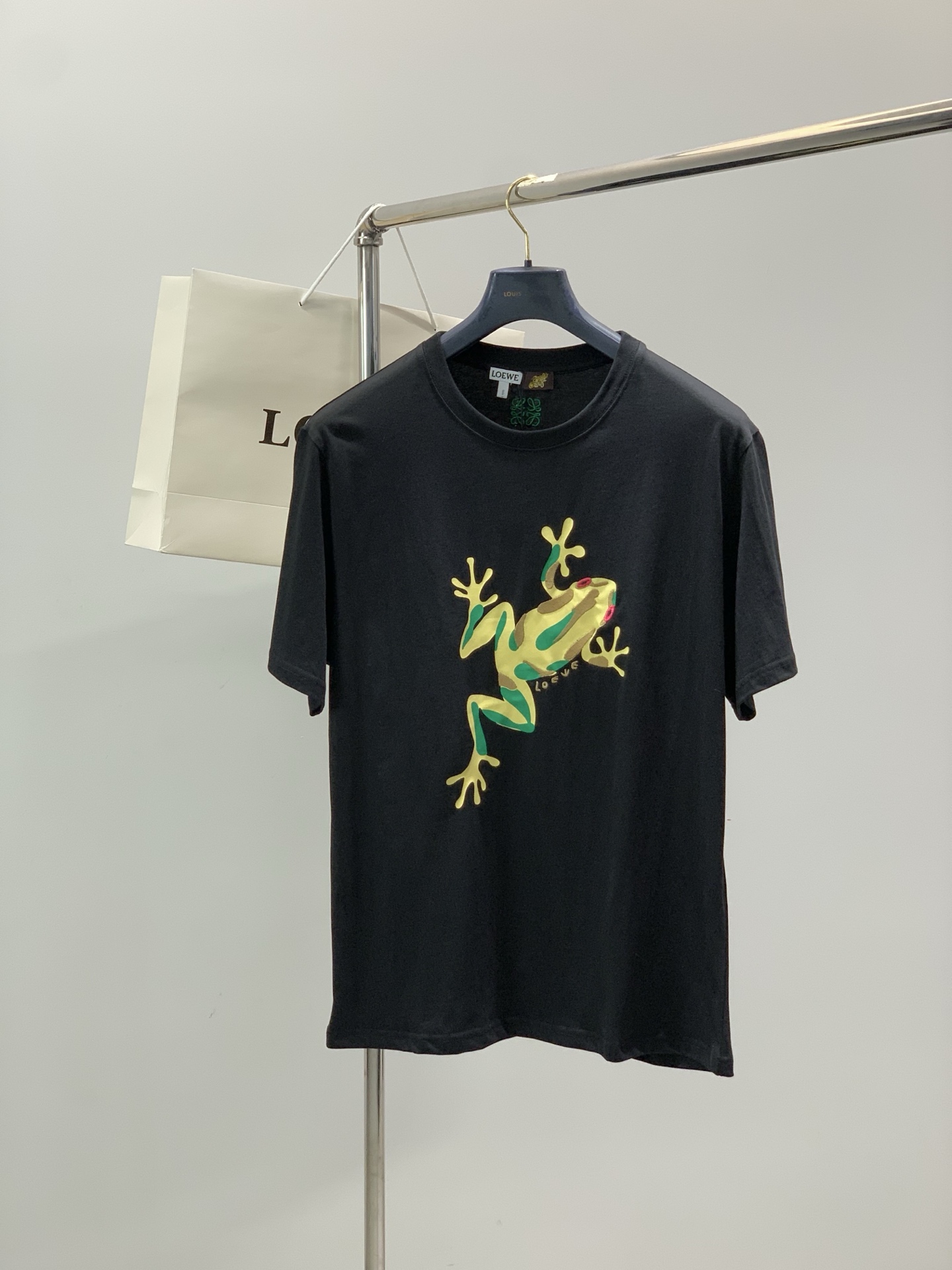 NO:834666,, Loewe Luo Yiwei, the latest model for summer 2026, available at counters at the same time, original order, fashionable and casual round neck short-sleeved T-shirt, the upper body is very unique!  Eye-catching and bright, imported original fabrics, top embroidery craftsmanship, letter pattern decoration logo, simple yet fashionable, classic atmosphere, comfortable and breathable, handsome and stylish upper body, size S-XL size, length, chest, shoulder width, sleeve length S70534723 M72554923.5 L74575124  XL76595324.5,,loewe,loewe,T-shirt,tees,t-shirt,19860909,Loewe 罗意威,2026夏季最新款,专柜同步有售,原单狠货,时尚休闲圆领短袖T恤,上身很有特点！吸睛而有亮点,进口原版面料,顶级刺绣工艺字母图案装饰Logo,简单而不失时尚,经典大气,舒适透气,上身帅气有型,码数S-XL 尺寸衣长胸围肩宽袖长 S70534723 M72554923.5 L74575124 XL76595324.5,,loewe,loewe,T-shirt,tees，t-shirt,,Men's clothing