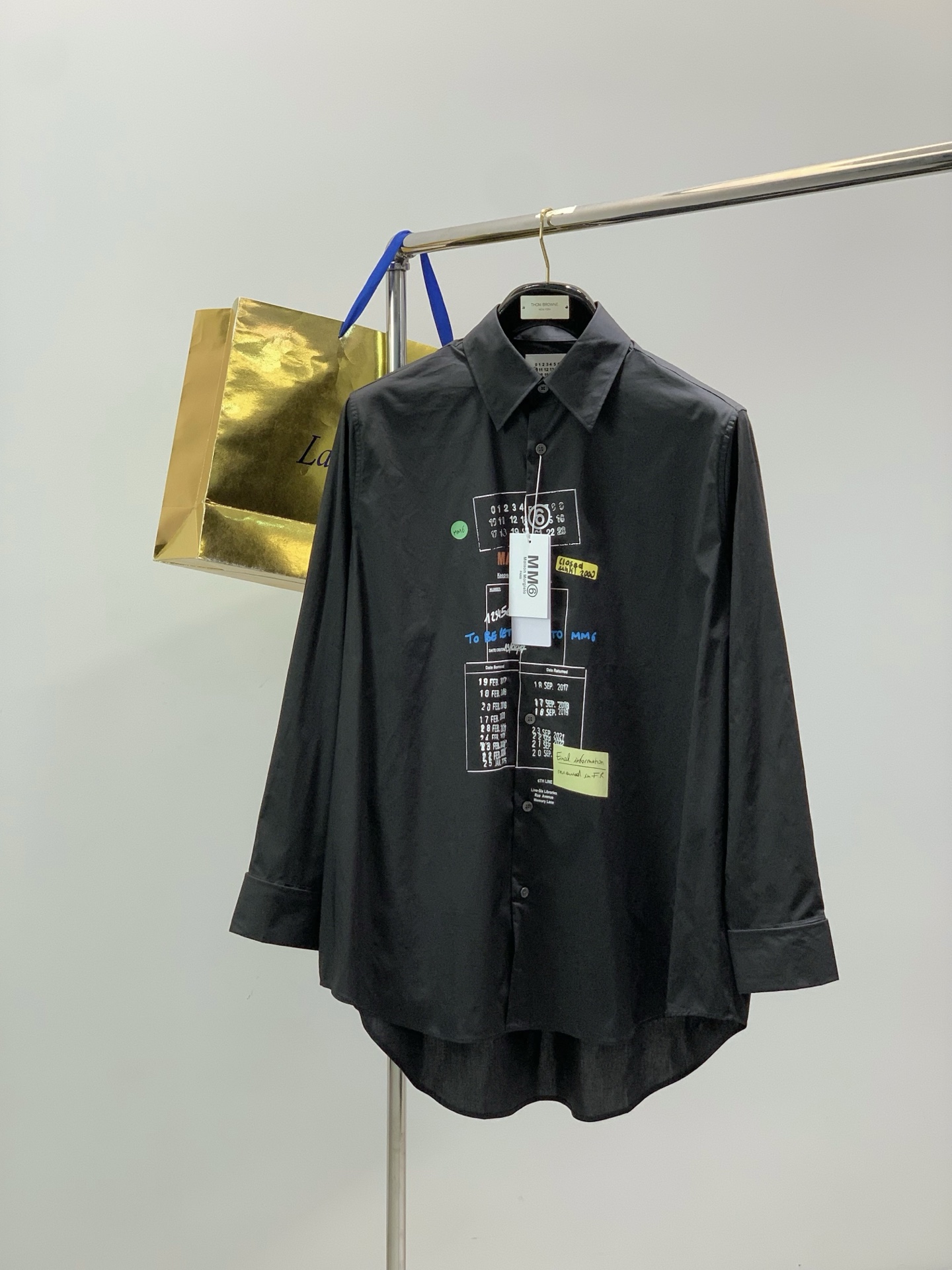 NO:834618,, Maison Margiela, the latest spring 2025 product, available at counters simultaneously, original order, fashionable and casual long-sleeved shirt, comfortable upper body!  It is eye-catching and bright. It uses imported original fabrics and top-notch printing technology with letter pattern logo. It is of extremely high grade and the upper body is very handsome!  2 colors recommended, code number 34-38 code number, shirt length, bust, shoulder width, sleeve length 34601324480 36611364581 38621404682,,masion margiela,shirts,19860909,Maison Margiela马吉拉,2025春季最新品,专柜同步有售,原单狠货,时尚休闲长袖衬衫,上身舒适！吸睛而有亮点,采用进口原版面料,顶级印花工艺字母图案logo,档次极高,上身帅气十足！2色推荐,码数34-38 码数衣长胸围肩宽袖长 34601324480 36611364581 38621404682,,masion margiela,shirts,,Men's clothing