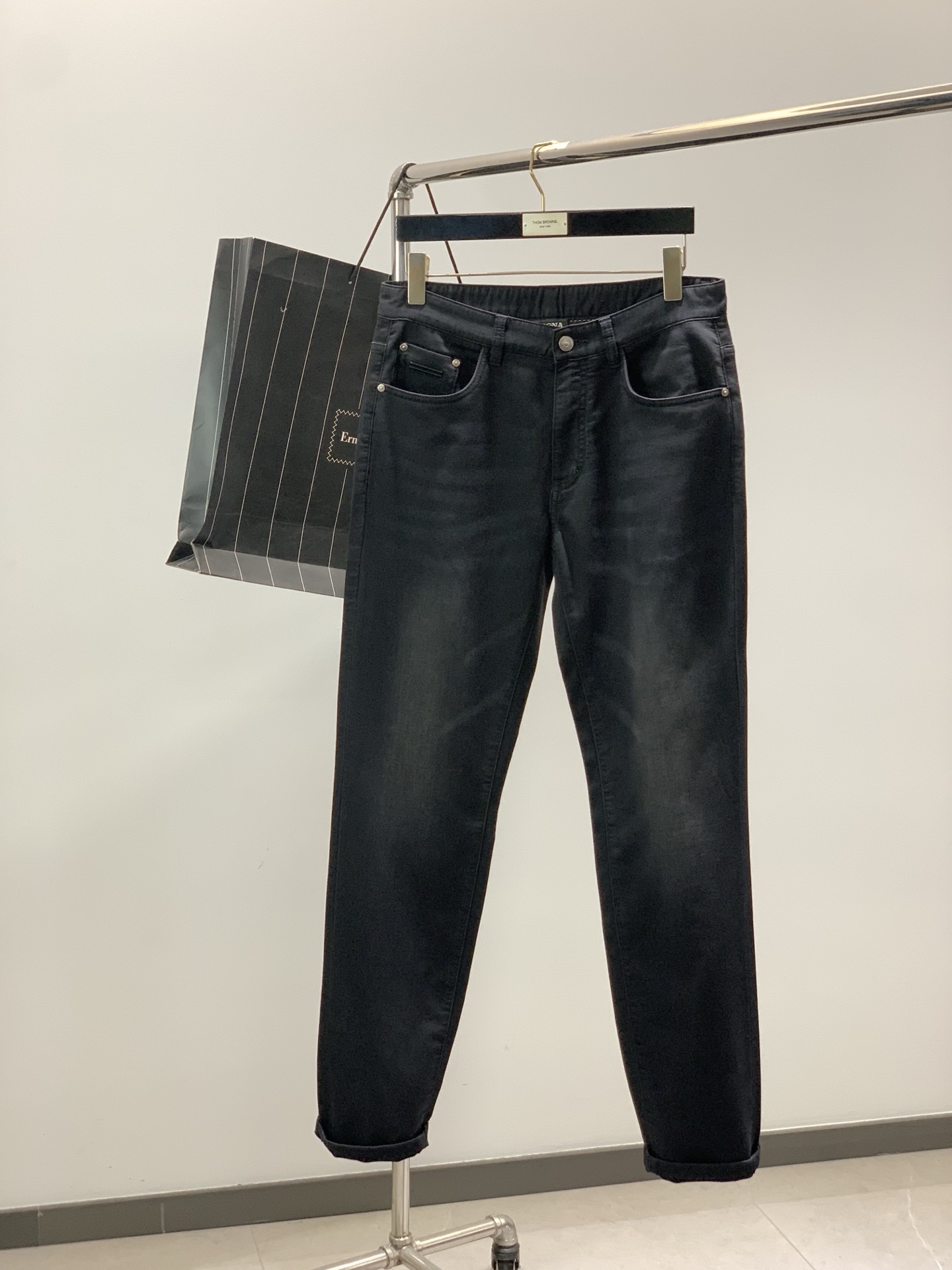 NO:839410,, Zegna's latest black jeans. Men's high-end black EcoCosy wood fiber composite knitted four-way super soft micro-elastic small straight jeans. Produced in the business series, in line with low-key dressing and clean comfort.  Fit style, classic style, outstanding texture, completely in line with daily needs. Classic five-pocket shape, punctual small straight tube, just right retraction, visually showing straight and slender legs. The fabric is soft, slightly stretchy and skin-friendly, has a skeleton feel and support, and the upper body is made of ultra-fine worsted cotton yarn blend, unique double-sided weave, one side  Denim texture, one side solid color knitted, the cloth surface is tight, soft and boney, with slight elasticity in the transverse direction and excellent resilience. It is comfortable to wear and not easy to bulge and deform. EcoCosy is made of CFCC/PEFC certified wood source. It feels comfortable and soft, is not stiff after repeated washing, is skin-friendly and safe, and has been certified by the China and EU double standards.  Size 30-38 No 37,,jeans,19860909,Zegna 最新黑色牛仔裤 . 男款高级黑 EcoCosy木源纤维复合针织四面超柔软微弹力小直筒牛仔裤.商务系列出品,符合低调穿衣,舒适为上的Clean Fit风,款型经典,质感出众,完全处在日常刚需线上的单品.经典五袋造型,正点的小直筒,恰到好处的收放,视觉上显腿直且修长.面料柔软,微弹亲肤,有骨架感且有支撑度,上身型款立显超细精纺棉纱混纺,独特的双面织法,一面牛仔布肌理,一面纯色的针织,布面紧实,柔软有骨感,横向微弹力,极好的回弹力,穿着舒适且不易鼓包变形.EcoCosy优可丝是CFCC/PEFC认证木源,体感舒适柔软,多次洗涤不僵硬,亲肤安全,经中国欧盟双标标准认证. 尺码30-38 无37,,jeans,,Men's clothing