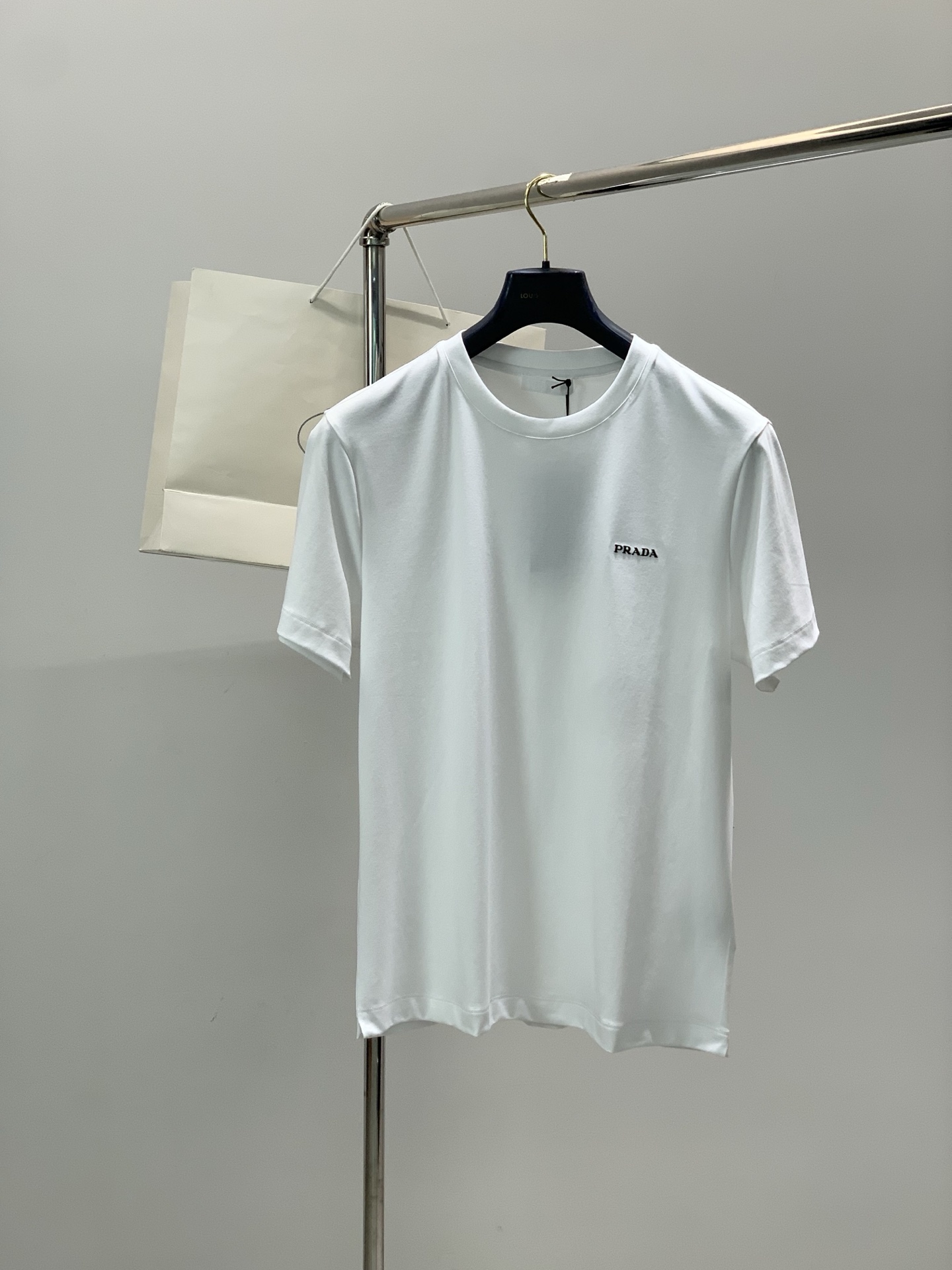NO:839405,, PRADA Prada, 2026 summer latest product, available at counters simultaneously, fashionable and casual round-neck short-sleeved T-shirt, imported original fabric, extremely complex workmanship, the only channel that can be used as a purchasing agent, top-notch embroidery technology letter pattern logo, comfortable and versatile, handsome and stylish upper body, 2 colors recommended, size M-3XL,, prada, prada, T-shirt, tees, t-shirt,19860909,PRADA 普拉达,2026夏季最新品,专柜同步有售,时尚休闲圆领短袖T恤,进口原版面料,做工极为复杂,唯一可以做代购级别的渠道狠货,顶级刺绣工艺字母图案logo,舒适百搭,上身帅气有型,2色推荐,码数M-3XL,,prada,prada,T-shirt,tees，t-shirt,,Men's clothing