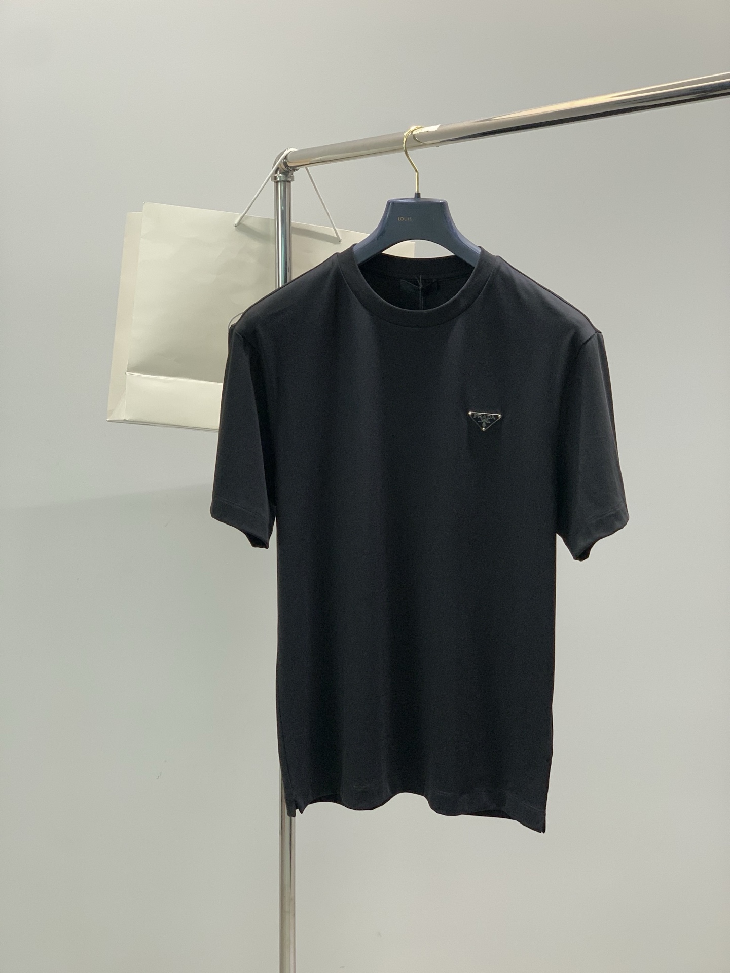 NO:839402,, PRADA Prada, 2026 summer latest product, available at counters simultaneously, fashionable and casual round-neck short-sleeved T-shirt, imported original fabric, extremely complicated workmanship, the only channel that can be used as a purchasing agent, top-grade lamination technology letter pattern logo, comfortable and versatile, handsome and stylish upper body, 2 colors recommended, size M-3XL,, prada, prada, T-shirt, tees, t-shirt,19860909,PRADA 普拉达,2026夏季最新品,专柜同步有售,时尚休闲圆领短袖T恤,进口原版面料,做工极为复杂,唯一可以做代购级别的渠道狠货,顶级压胶工艺字母图案logo,舒适百搭,上身帅气有型,2色推荐,码数M-3XL,,prada,prada,T-shirt,tees，t-shirt,,Men's clothing