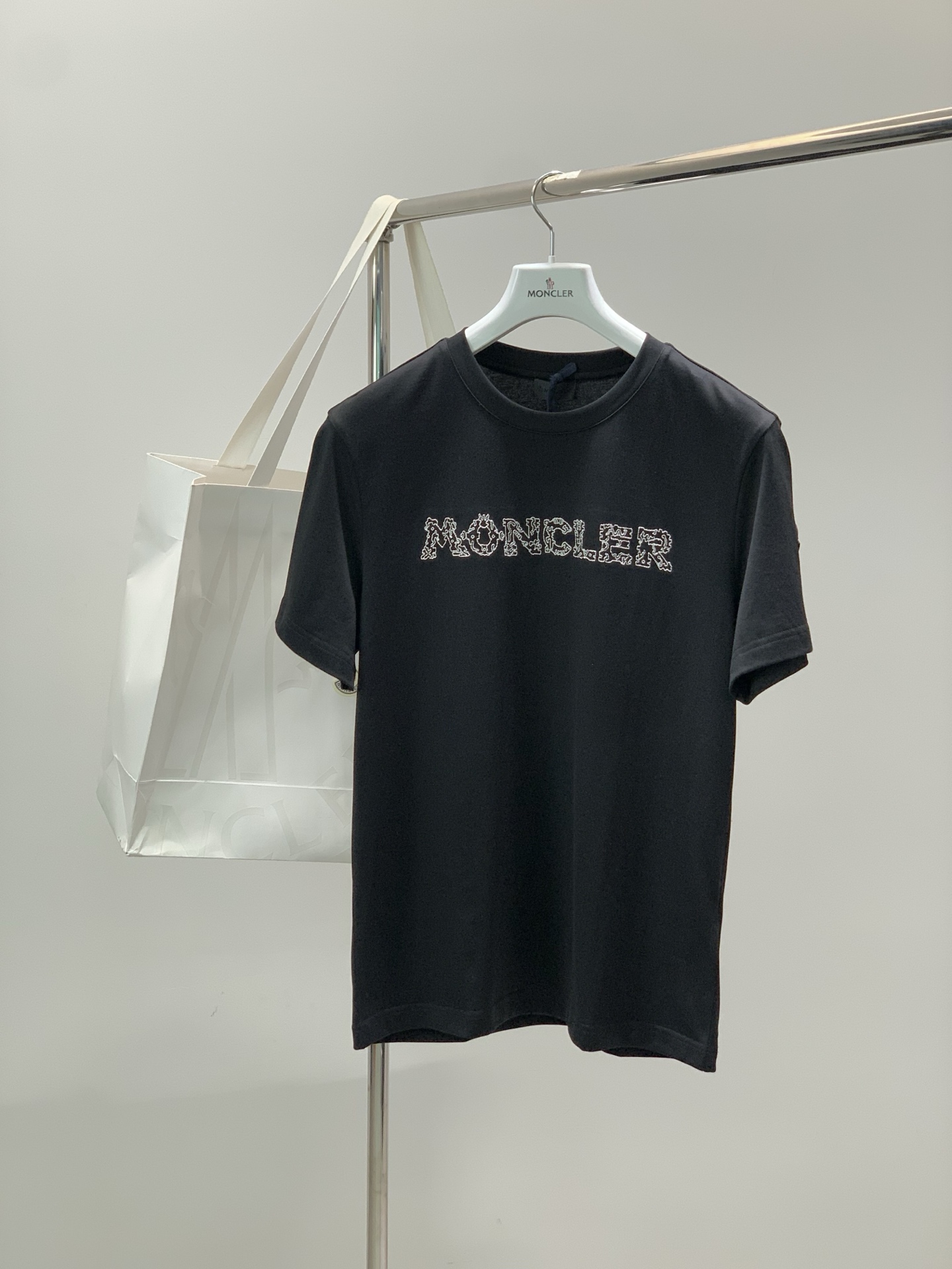 NO:839450,, Moncler Mouth Mouth, the latest 2026 summer products, available at counters simultaneously, original order, fashionable and casual round neck short-sleeved T-shirt, comfortable upper body!  Eye-catching and bright, using imported original fabrics, top-notch embroidery crafts letter pattern logo, simple yet stylish, fashionable and handsome upper body, 2 colors recommended, size M-3XL, Moncler, T-shirt, tees, t-shirt,19860909,Moncler 蒙口,2026夏季最新品,专柜同步有售,原单狠货,时尚休闲圆领短袖T恤,上身舒适！吸睛而有亮点,采用进口原版面料,顶级刺绣工艺字母图案logo,简单而不失时尚,上身时尚帅气,2色推荐,码数M-3XL,,Moncler,T-shirt,tees，t-shirt,,Men's clothing