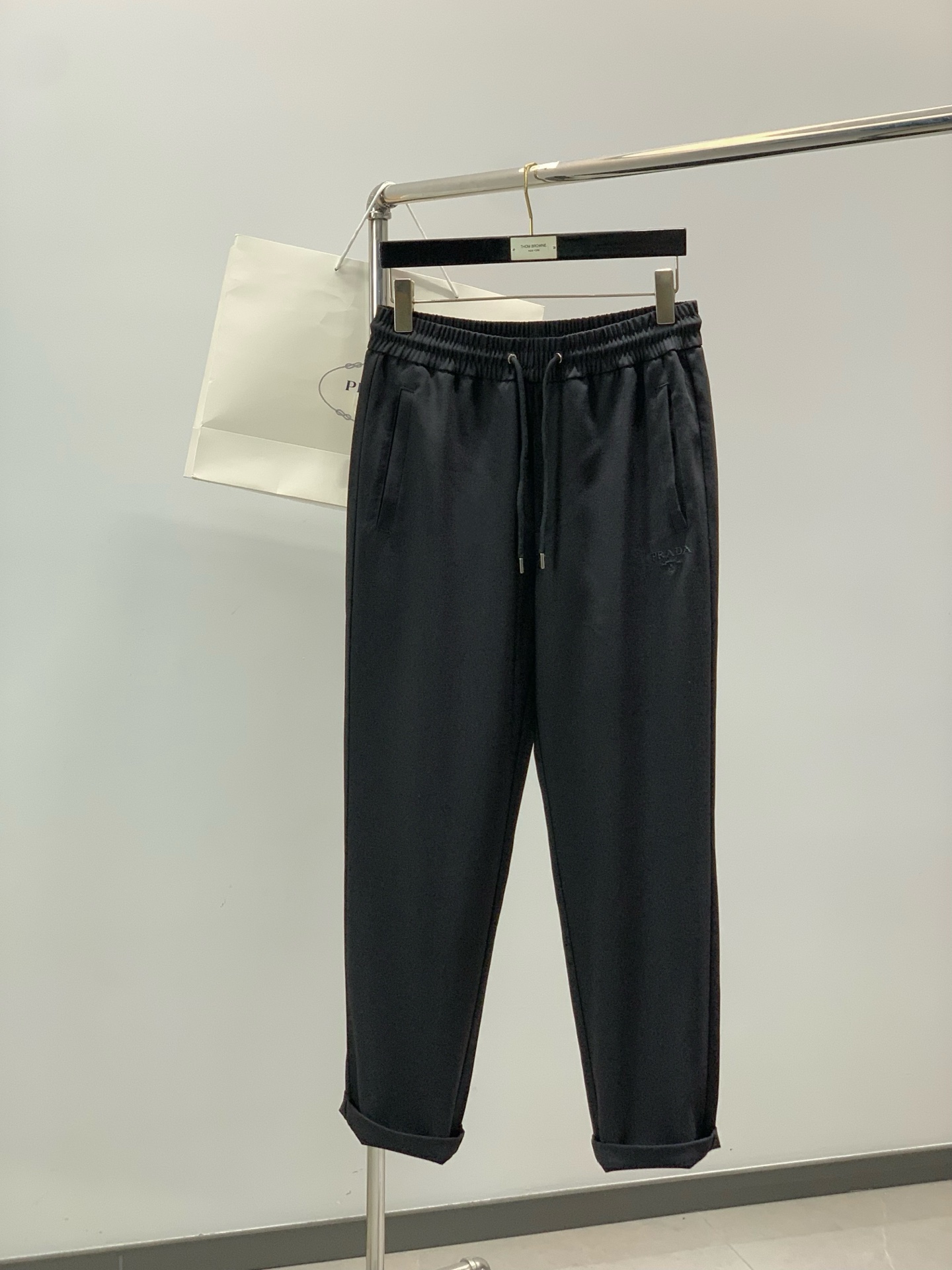 NO:834646,, Prada black elastic sports casual pants. Material Tencel cotton and linen blend. Fashion series, unique design, drawstring casual trousers. The yarn has been dyed and spun. A major domestic factory exports to Japan and supplies fabrics from several top brands. It feels soft and waxy, quite wide and stylish, and solves the problem of discoloration after washing. The pants are neat and elegant, size M-3XL,, prada,19860909,普拉达黑色松紧运动休闲裤 材质天丝棉麻混纺 时尚系列,独特设计,抽绳休闲长裤 订纱开始订染和订纺. 国内某大厂出口日本 和供应几大顶级品牌的面料. 手感软糯 , 挺阔有型 , 解决 , 洗涤变色的问题. 裤型利落大气 , 尺码M-3XL,,prada,,Men's clothing
