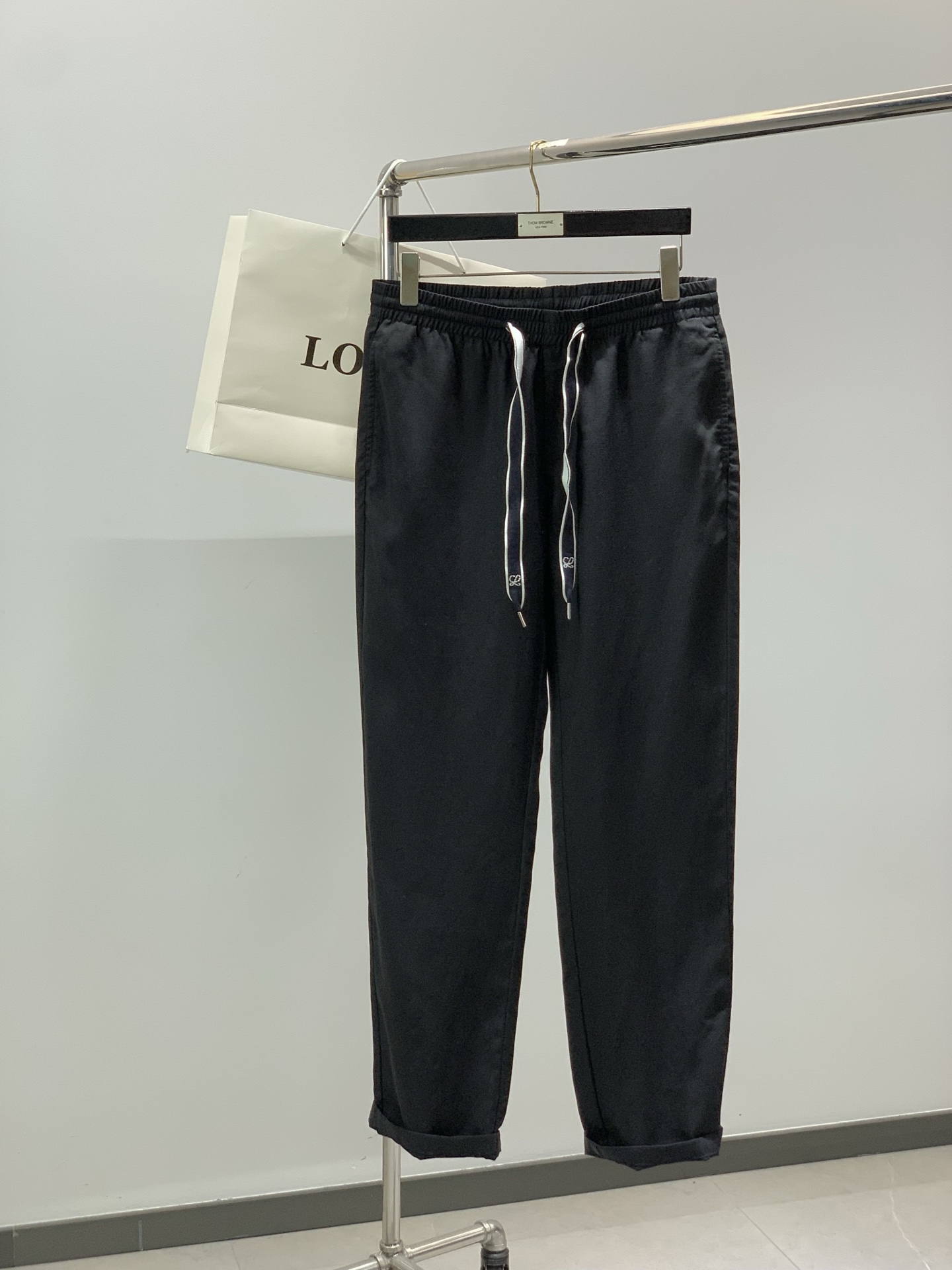 NO:834639,, Loewe black elastic casual trousers made of Tencel linen blended fashion series, unique design, drawstring casual trousers. The yarn is dyed and spun. A major domestic factory exports to Japan and supplies fabrics from several top brands. It feels soft and waxy, quite wide and stylish, and solves the problem of discoloration after washing. The pants are neat and elegant, size M-3XL,,loewe,19860909,罗意威 黑色 松紧休闲裤 材质 天丝 亚麻 混纺 时尚系列,独特设计,抽绳休闲长裤 订纱开始订染和订纺. 国内某大厂出口日本 和供应几大顶级品牌的面料. 手感软糯 , 挺阔有型 , 解决 , 洗涤变色的问题. 裤型利落大气 , 尺码M-3XL,,loewe,,Men's clothing