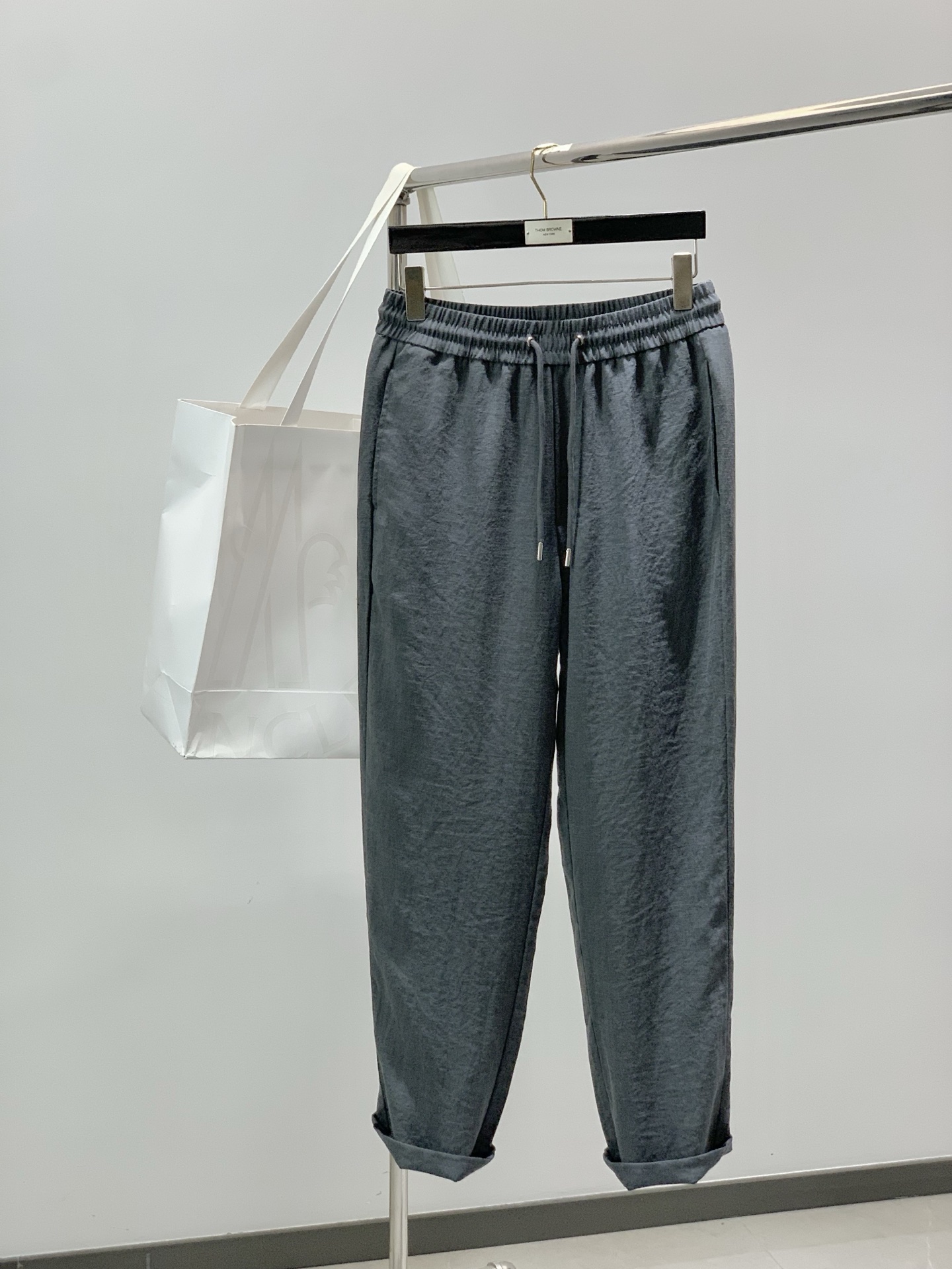 NO:834689,, Black elastic sports casual pants with a collar, material: linen blend, fashionable series, unique design, drawstring casual trousers. The yarn has been dyed and spun. A major domestic factory exports to Japan and supplies fabrics from several top brands. It feels soft and waxy, quite wide and stylish, and solves the problem of discoloration after washing. The pants are neat and elegant, size M-3XL, Moncler,19860909,蒙口黑色松紧运动休闲裤 材质 亚麻混纺 时尚系列,独特设计,抽绳休闲长裤 订纱开始订染和订纺. 国内某大厂出口日本 和供应几大顶级品牌的面料. 手感软糯 , 挺阔有型 , 解决 , 洗涤变色的问题. 裤型利落大气 , 尺码M-3XL,,Moncler,,Men's clothing