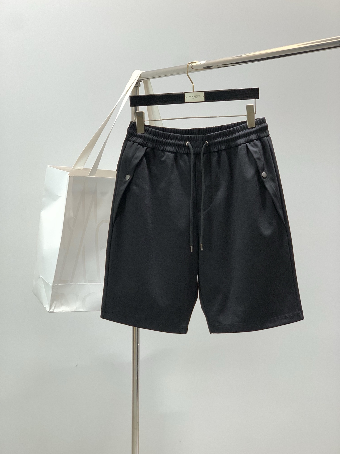 NO:834636,, Mouthless elastic black sports shorts, fashion series, unique design, drawstring casual trousers, yarn dyeing and spinning began. A major domestic factory exports to Japan and supplies fabrics from several top brands. It feels soft and waxy, quite wide and stylish, solving the problem of discoloration after washing. The pants are neat and elegant, size M-3XL,,Moncler,shorts,19860909,蒙口 松紧黑色 运动短裤 时尚系列,独特设计,抽绳休闲长裤 订纱开始订染和订纺. 国内某大厂出口日本 和供应几大顶级品牌的面料. 手感软糯 , 挺阔有型 , 解决 , 洗涤变色的问题. 裤型利落大气 , 尺码M-3XL,,Moncler,shorts,,Men's clothing