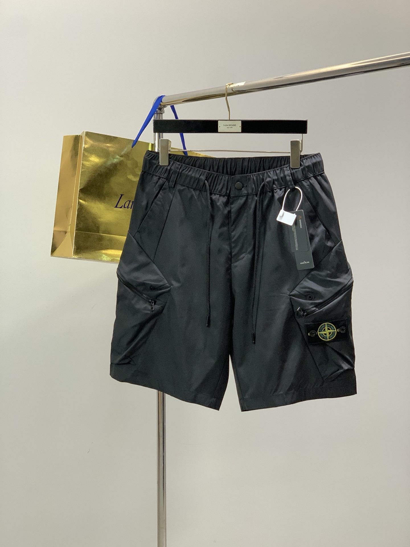 NO:834622,,Stone Island, the latest model for summer 2025, available at counters simultaneously, original goods, popular fashionable casual shorts, imported original fabrics, unique design, top embroidery craft letter pattern decoration logo, original hardware accessories decoration, simple and fashionable, handsome upper body, complete three standards, 2 colors recommended, size M-4XL,, shorts,19860909,Stone Island石头岛,2025夏季最新款,专柜同步有售,原单狠货,爆款时尚休闲短裤,进口原版面料,独特设计,顶级刺绣工艺字母图案装饰logo,原版五金辅料装饰,简约时尚 ,上身帅气,三标齐全, 2色推荐,码数M-4XL,,shorts,,Men's clothing