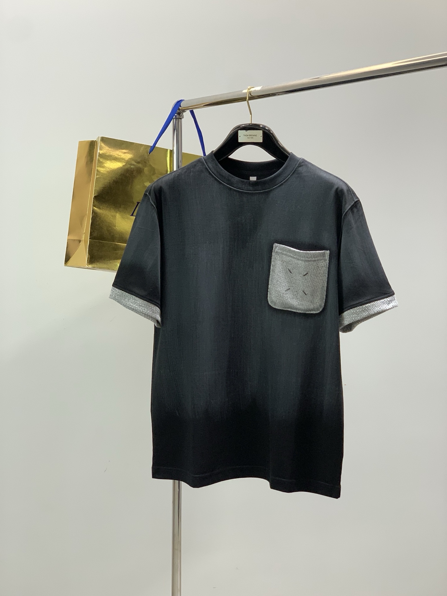 NO:834681,, Maison Margiela, the latest 2025 summer product, available at counters simultaneously, original order, fashionable and casual round neck short-sleeved T-shirt, comfortable for the upper body!  It is eye-catching and bright. It uses imported original fabrics and top-notch printing technology with letter pattern logo. It is of extremely high grade and the upper body is very handsome!  2 colors recommended, size M-3XL, masion margiela, T-shirt, tees, t-shirt,19860909,Maison Margiela马吉拉,2025夏季最新品,专柜同步有售,原单狠货,时尚休闲圆领短袖T恤,上身舒适！吸睛而有亮点,采用进口原版面料,顶级印花工艺字母图案logo,档次极高,上身帅气十足！2色推荐,码数M-3XL,,masion margiela,T-shirt,tees，t-shirt,,Men's clothing