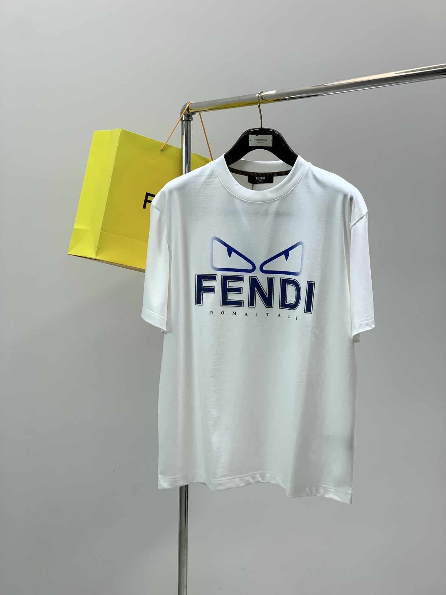 NO:834728,, FENDI Fendi, 2026 summer latest products, available at counters simultaneously, original goods, fashionable and casual round neck short-sleeved T-shirt, imported original fabrics, top-notch printing technology letter pattern logo, unique design, upper body is comfortable and breathable, extremely high-grade, handsome upper body, 2 colors recommended, size M-3XL,,fendi,fendi,T-shirt,tees,t-shirt,19860909,FENDI 芬迪,2026夏季最新品,专柜同步有售,原单狠货,时尚休闲圆领短袖T恤,进口原版面料,顶级印花工艺字母图案logo,独特设计,上身舒适透气,档次极高,上身帅气十足,2色推荐,码数M-3XL,,fendi,fendi,T-shirt,tees，t-shirt,,Men's clothing