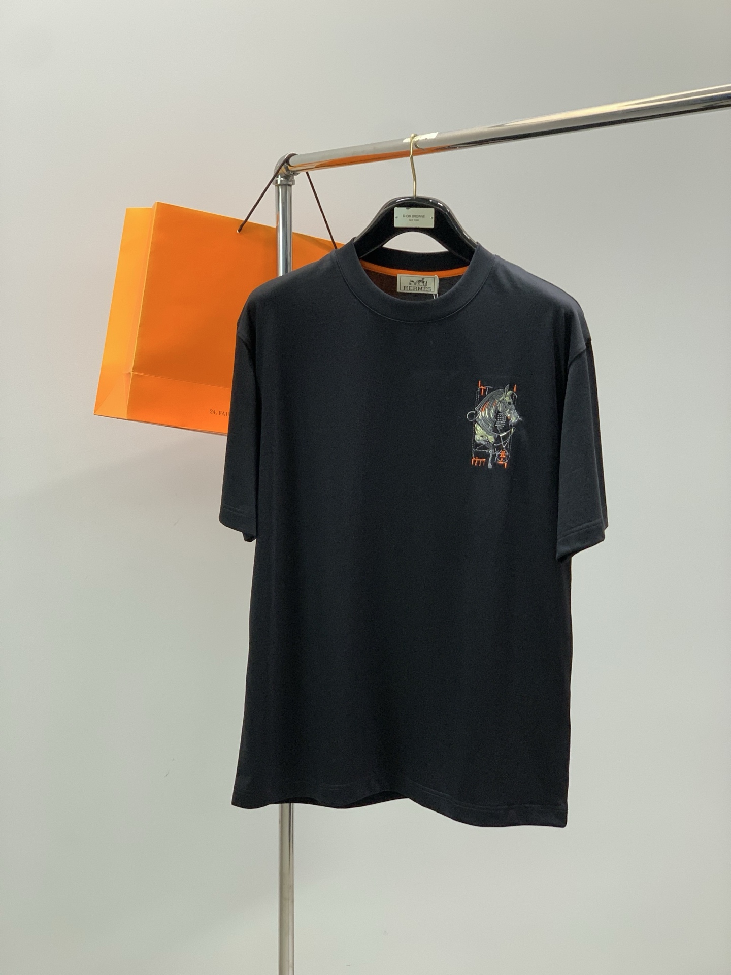 NO:834729,, Hermès, 2026 summer latest products, available at counters simultaneously, original goods, fashionable and casual round neck short-sleeved T-shirt, customized imported original fabric, comfortable and breathable, top-notch embroidery technology letter pattern decorated logo, handsome and stylish upper body, 2 colors recommended, size M-3XL,, hermes, hermes, T-shirt, tees, t-shirt,19860909,Hermès 爱马仕,2026夏季最新品,专柜同步有售,原单狠货,时尚休闲圆领短袖T恤,定制进口原版面料,舒适透气,顶级刺绣工艺字母图案装饰logo, 上身帅气有型,2色推荐,码数M-3XL,,hermes,hermes,T-shirt,tees，t-shirt,,Men's clothing