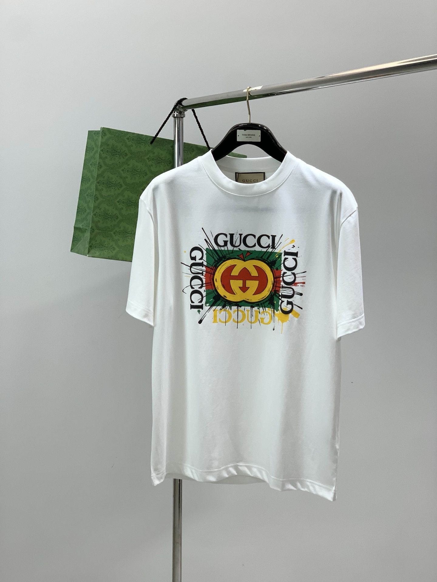 NO:834735,, Gucci, the latest model for summer 2026, available at counters at the same time, original order, fashionable and casual round neck short-sleeved T-shirt, the upper body is very unique!  Eye-catching and bright, imported original fabrics, top-notch printing technology, letter pattern decoration Logo, simple yet fashionable, classic atmosphere, comfortable and breathable, handsome and stylish upper body, 2 colors recommended, size M-3XL,, gucci, gucci, T-shirt, tees, t-shirt,19860909,Gucci 古驰,2026夏季最新款,专柜同步有售,原单狠货,时尚休闲圆领短袖T恤,上身很有特点！吸睛而有亮点,进口原版面料,顶级印花工艺字母图案装饰Logo,简单而不失时尚,经典大气,舒适透气,上身帅气有型,2色推荐,码数M-3XL,,gucci,gucci,T-shirt,tees，t-shirt,,Men's clothing