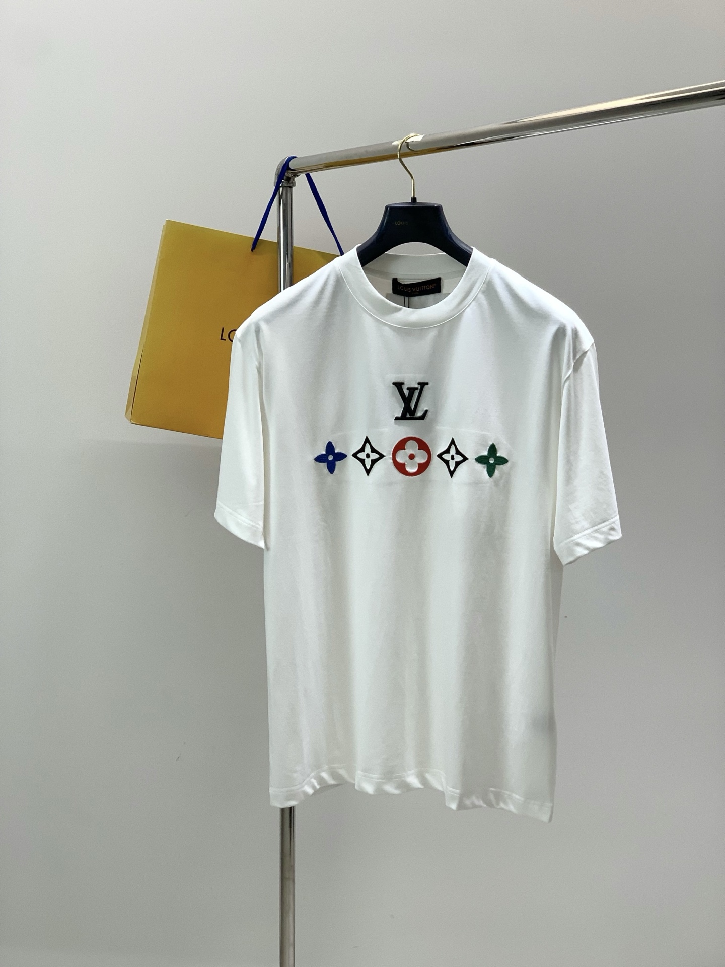 NO:834742,, LouisVuitton Louis Vuitton, the latest model for summer 2026, available at counters at the same time, original order, fashionable and casual round neck short-sleeved T-shirt, the upper body is very unique!  Eye-catching and bright, imported original fabrics, top embroidery craftsmanship letter pattern decoration Logo, simple yet fashionable, classic atmosphere, comfortable and breathable, handsome and stylish upper body, 2 colors recommended, size M-3XL,, louis vuitton, louis vuitton, T-shirt, tees, t-shirt,19860909,LouisVuitton 路易威登,2026夏季最新款,专柜同步有售,原单狠货,时尚休闲圆领短袖T恤,上身很有特点！吸睛而有亮点,进口原版面料,顶级刺绣工艺字母图案装饰Logo,简单而不失时尚,经典大气,舒适透气,上身帅气有型,2色推荐,码数M-3XL,,louis vuitton,louis vuitton,T-shirt,tees，t-shirt,,Men's clothing