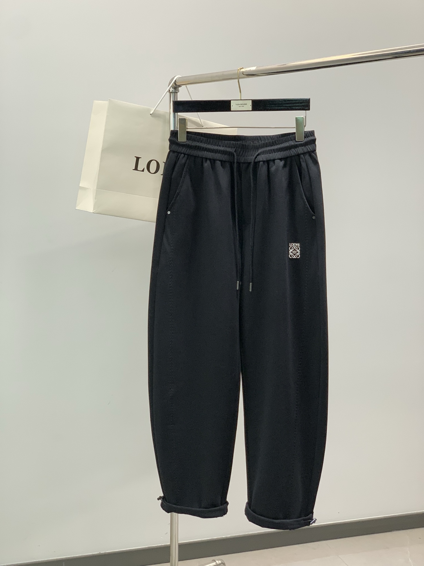 NO:834673,, Loewe Loewe, 2026 spring new products, available at counters simultaneously, original goods, fashionable casual pants, using imported original washed stretch fabrics, top-notch printing technology letter pattern logo, original hardware accessories decoration, unique design, fashionable and handsome upper body, 2 colors recommended, size M-2Xl,, loewe, loewe,19860909,Loewe罗意威,2026春季新品,专柜同步有售,原单狠货,时尚休闲裤,采用进口原版水洗弹力面料,顶级印花工艺字母图案logo,原版五金辅料装饰,独特设计,上身时尚帅气,2色推荐,码数M-2Xl,,loewe,loewe,,Men's clothing
