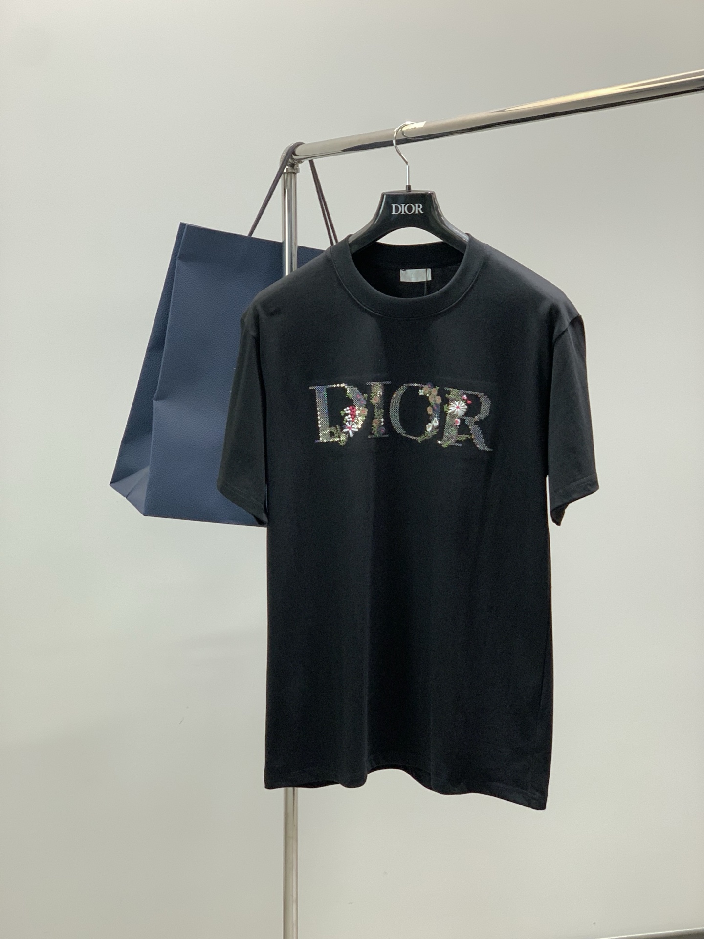 NO:839378,, Dior, 2026 new summer products, available at counters simultaneously, simple, fashionable and casual round-neck short-sleeved T-shirt, original imported fabric, comfortable and breathable, top-notch embroidered letter pattern logo, extremely high-grade, unique design, fashionable and handsome upper body!  2 colors recommended, sizes S-XL,, dior, dior, T-shirt, tees, t-shirt,19860909,Dior 迪奥, 2026夏季新品,专柜同步有售,简约时尚休闲圆领短袖T恤,原版进口面料,舒适透气,顶级刺绣工艺字母图案logo,档次极高,独特设计,上身时尚帅气！2色推荐,码数S-XL,,dior,dior,T-shirt,tees，t-shirt,,Men's clothing