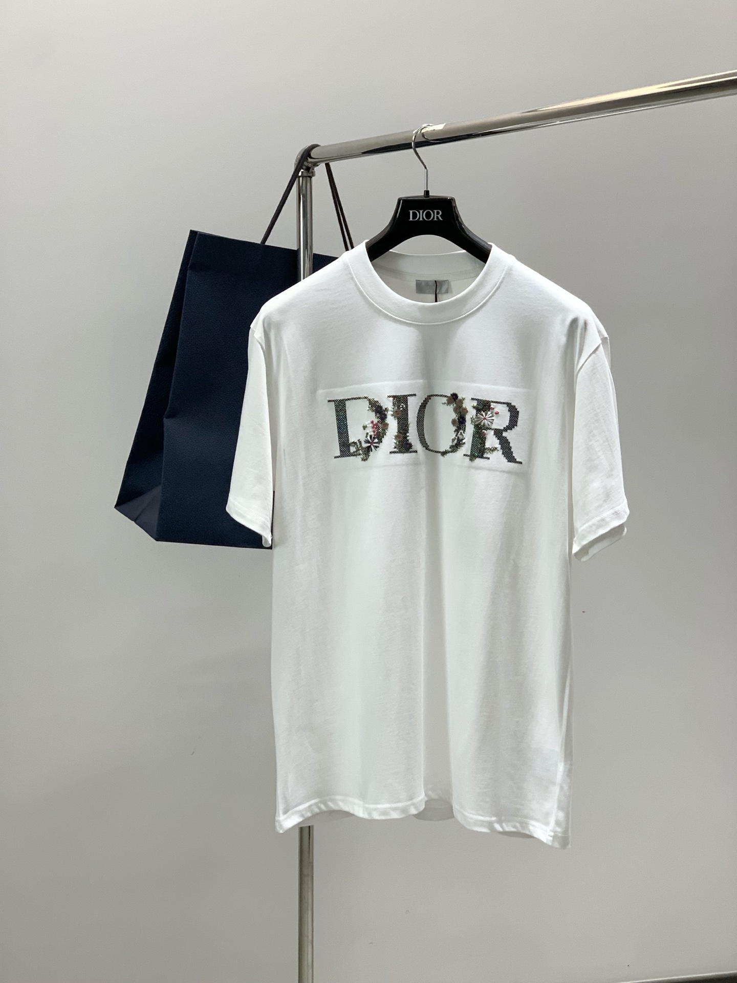 NO:839374,, Dior, 2026 new summer products, available at counters simultaneously, simple, fashionable and casual round-neck short-sleeved T-shirt, original imported fabric, comfortable and breathable, top-notch embroidered letter pattern logo, extremely high-grade, unique design, fashionable and handsome upper body!  2 colors recommended, sizes S-XL,, dior, dior, T-shirt, tees, t-shirt,19860909,Dior 迪奥, 2026夏季新品,专柜同步有售,简约时尚休闲圆领短袖T恤,原版进口面料,舒适透气,顶级刺绣工艺字母图案logo,档次极高,独特设计,上身时尚帅气！2色推荐,码数S-XL,,dior,dior,T-shirt,tees，t-shirt,,Men's clothing