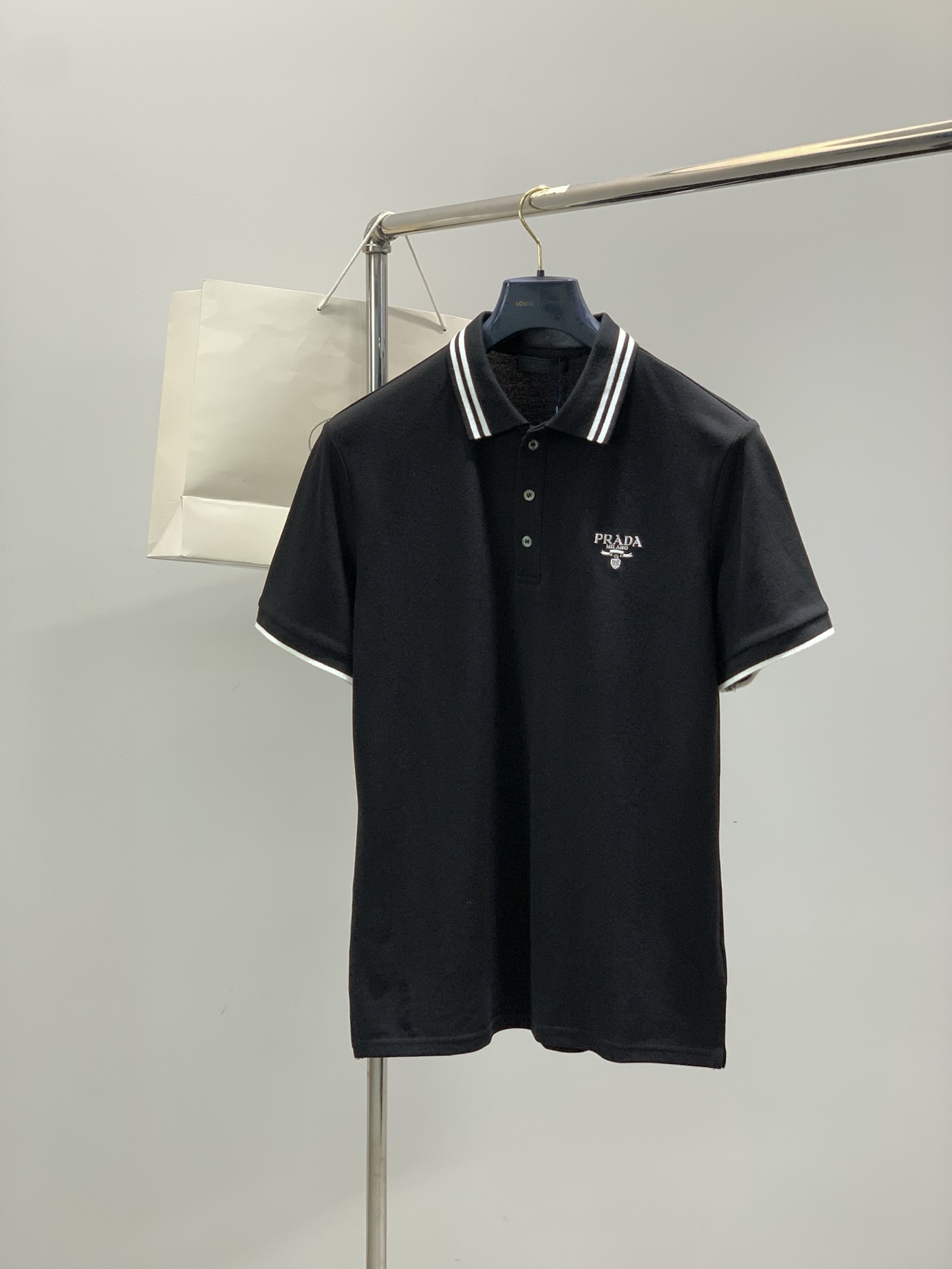 NO:839365,, PRADA Prada, 2026 summer latest product, available at counters simultaneously, fashionable and casual lapel short-sleeved T-shirt, imported original fabric, extremely complex workmanship, the only channel that can be used as a purchasing agent, top-notch embroidery technology letter pattern logo, comfortable and versatile, handsome and stylish upper body, 2 colors recommended, size M-3XL,, prada, prada, T-shirt, tees, t-shirt,19860909,PRADA 普拉达,2026夏季最新品,专柜同步有售,时尚休闲翻领短袖T恤,进口原版面料,做工极为复杂,唯一可以做代购级别的渠道狠货,顶级刺绣工艺字母图案logo,舒适百搭,上身帅气有型,2色推荐,码数M-3XL,,prada,prada,T-shirt,tees，t-shirt,,Men's clothing