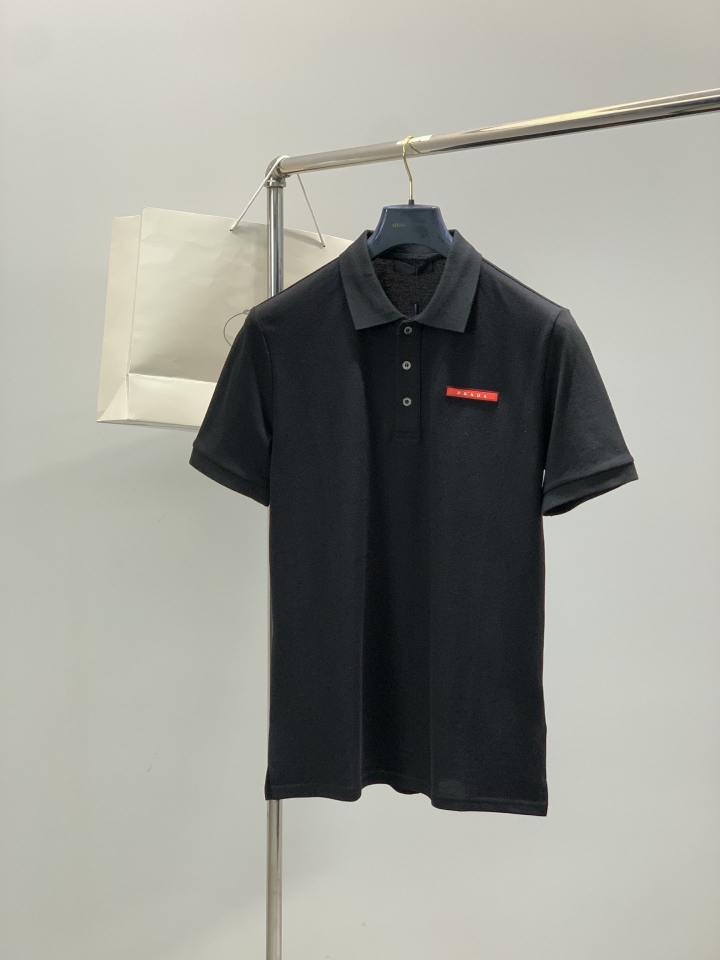 NO:839399,, PRADA Prada, 2026 summer latest product, available at counters simultaneously, fashionable and casual lapel short-sleeved T-shirt, imported original fabric, extremely complicated workmanship, the only channel that can be used as a purchasing agent, top-grade lamination technology letter pattern logo, comfortable and versatile, handsome and stylish upper body, 2 colors recommended, size M-3XL,, prada, prada, T-shirt, tees, t-shirt,19860909,PRADA 普拉达,2026夏季最新品,专柜同步有售,时尚休闲翻领短袖T恤,进口原版面料,做工极为复杂,唯一可以做代购级别的渠道狠货,顶级压胶工艺字母图案logo,舒适百搭,上身帅气有型,2色推荐,码数M-3XL,,prada,prada,T-shirt,tees，t-shirt,,Men's clothing