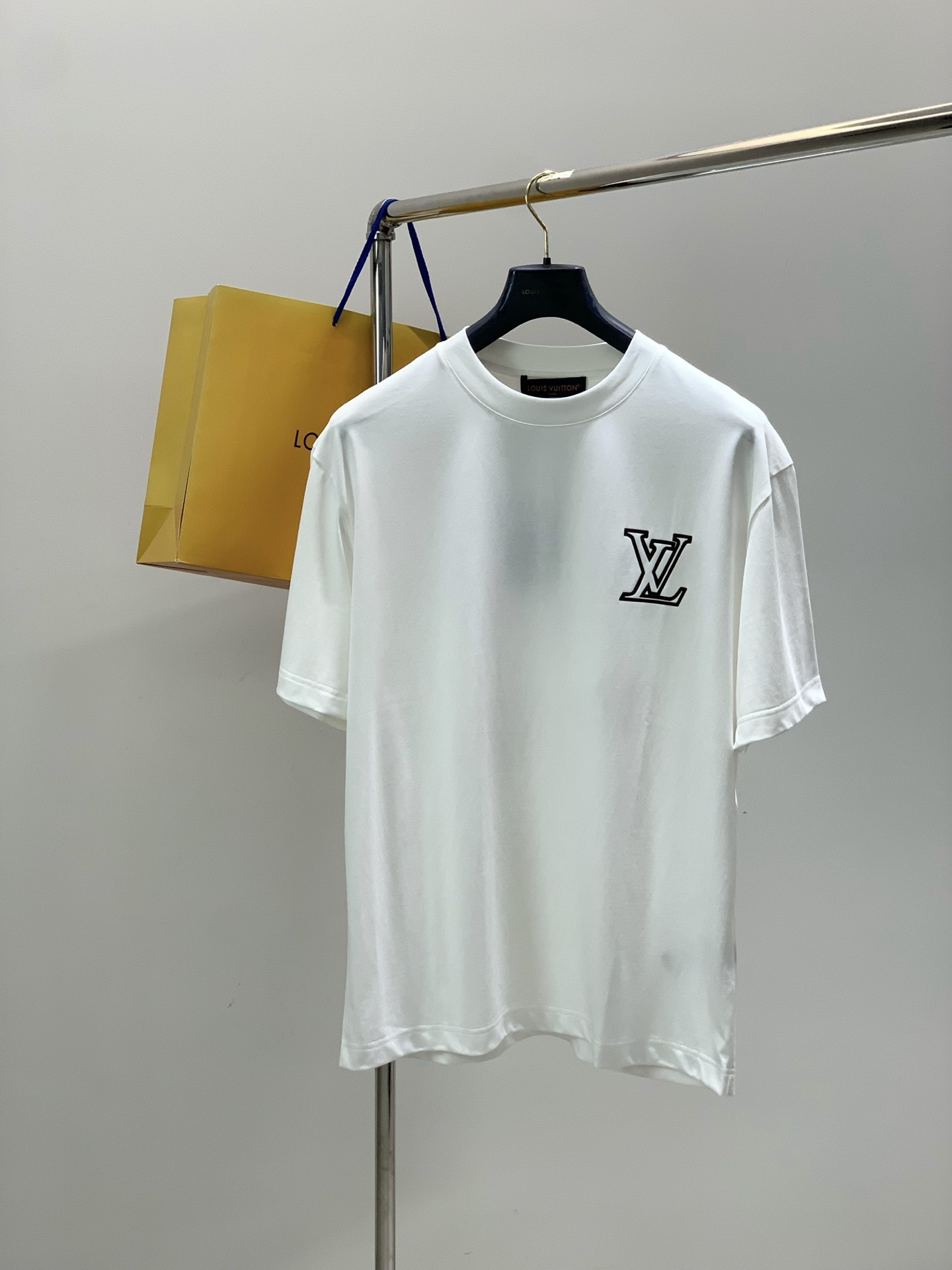 NO:834682,, LouisVuitton Louis Vuitton, the latest model for summer 2026, available at counters at the same time, original order, fashionable and casual round neck short-sleeved T-shirt, the upper body is very unique!  Eye-catching and bright, imported original fabrics, top-notch printing technology letter pattern decoration Logo, simple yet fashionable, classic atmosphere, comfortable and breathable, handsome and stylish upper body, 2 colors recommended, size M-3XL,, louis vuitton, louis vuitton, T-shirt, tees, t-shirt,19860909,LouisVuitton 路易威登,2026夏季最新款,专柜同步有售,原单狠货,时尚休闲圆领短袖T恤,上身很有特点！吸睛而有亮点,进口原版面料,顶级印花工艺字母图案装饰Logo,简单而不失时尚,经典大气,舒适透气,上身帅气有型,2色推荐,码数M-3XL,,louis vuitton,louis vuitton,T-shirt,tees，t-shirt,,Men's clothing